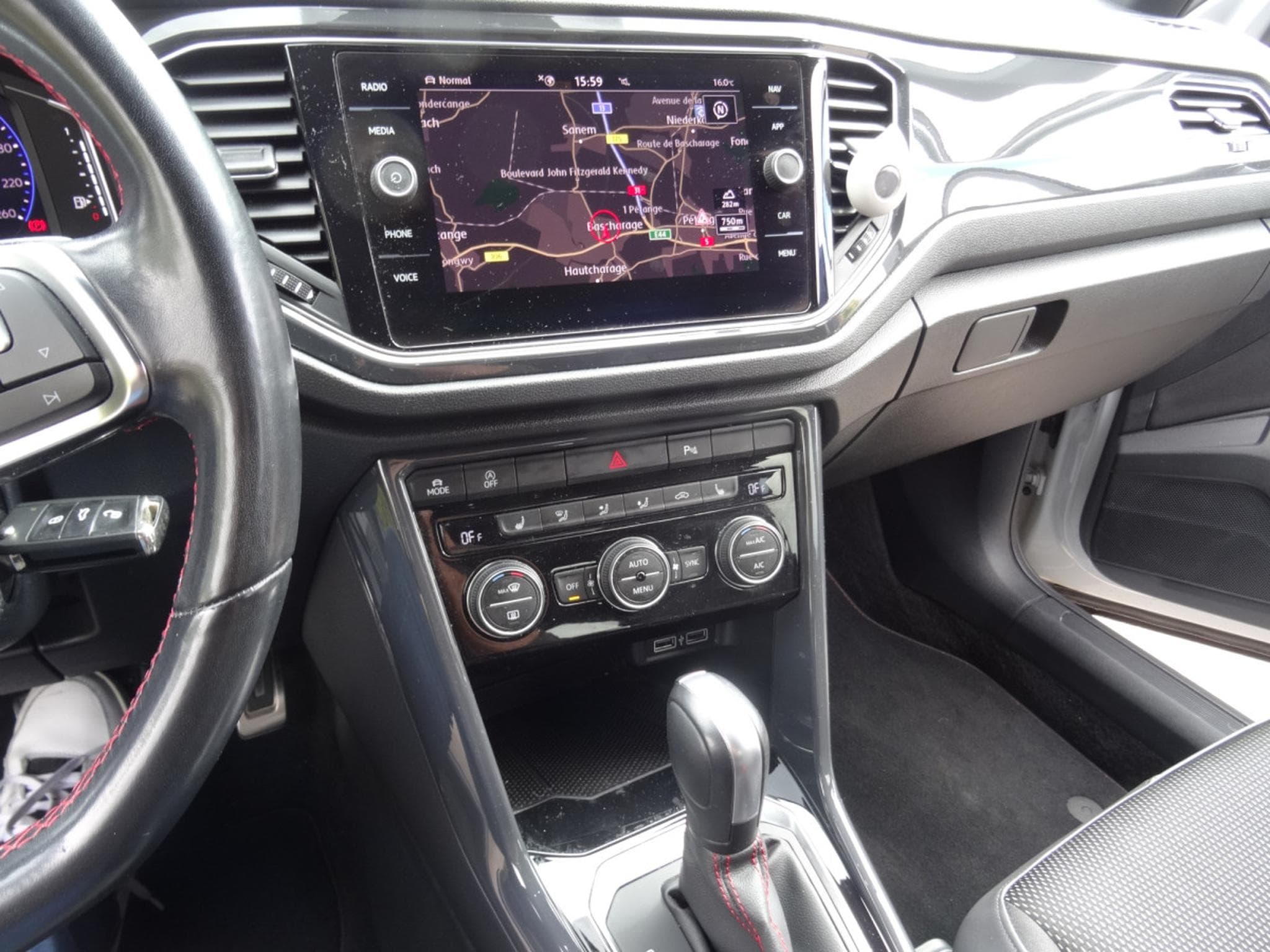 VW T-Roc 1.5 DSG (2020) - Photo 14