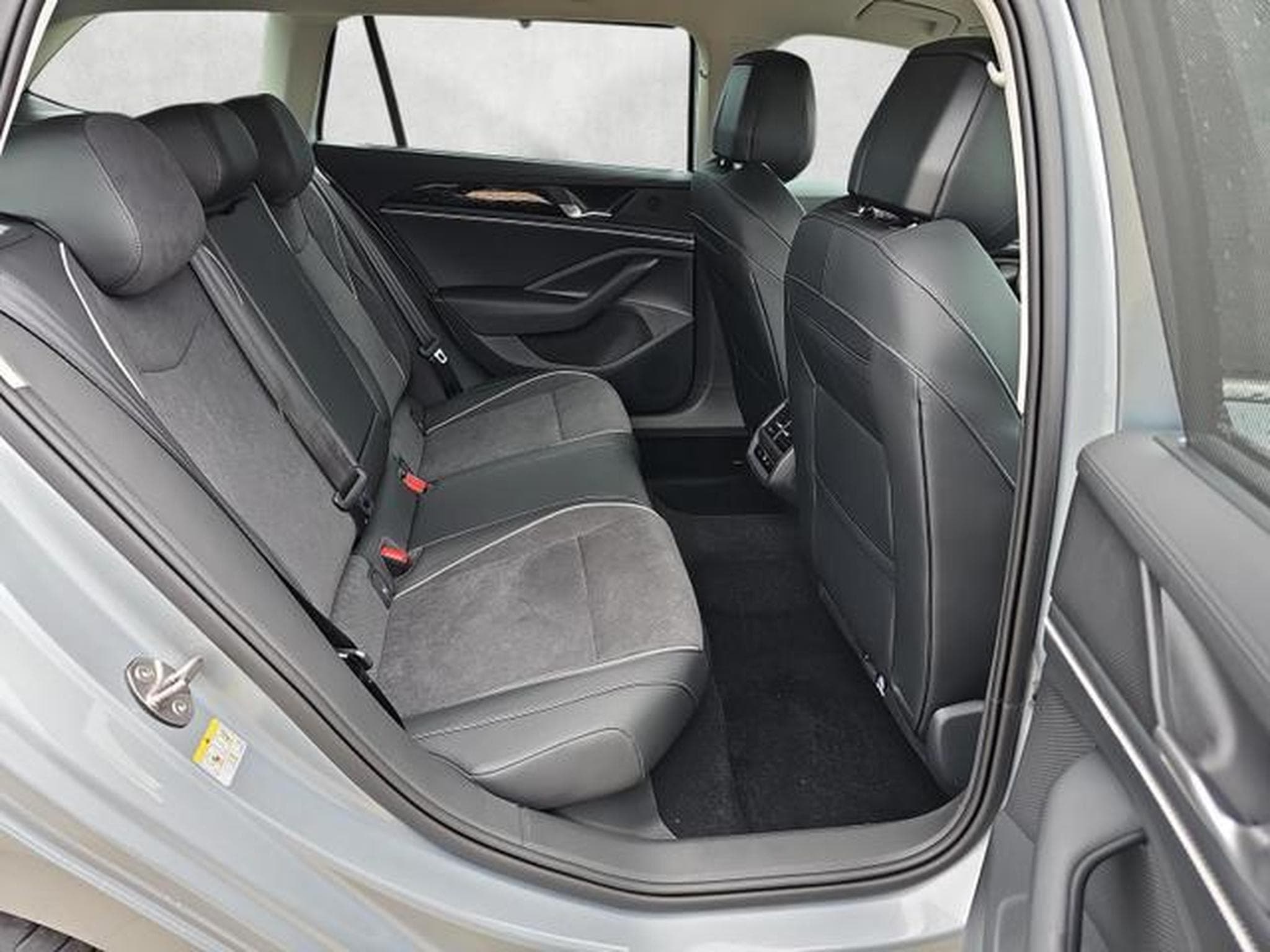 VW Passat Variant 2.0 TDI 110 kW Elegance (2026) - Photo 13
