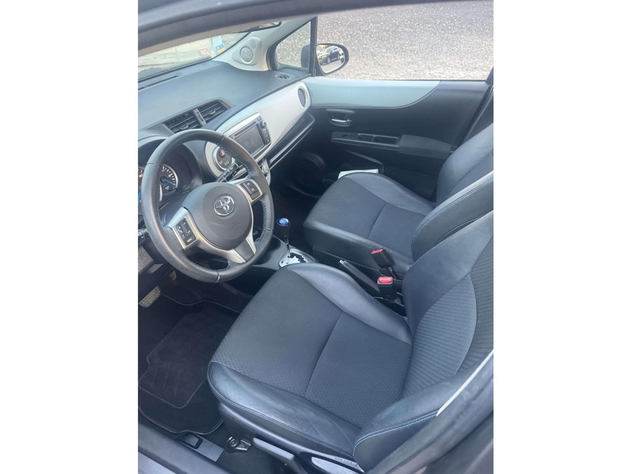 Toyota Yaris Hybrid 1.5 VVT-i Life 1-prop Automatique (2012) - Photo 13