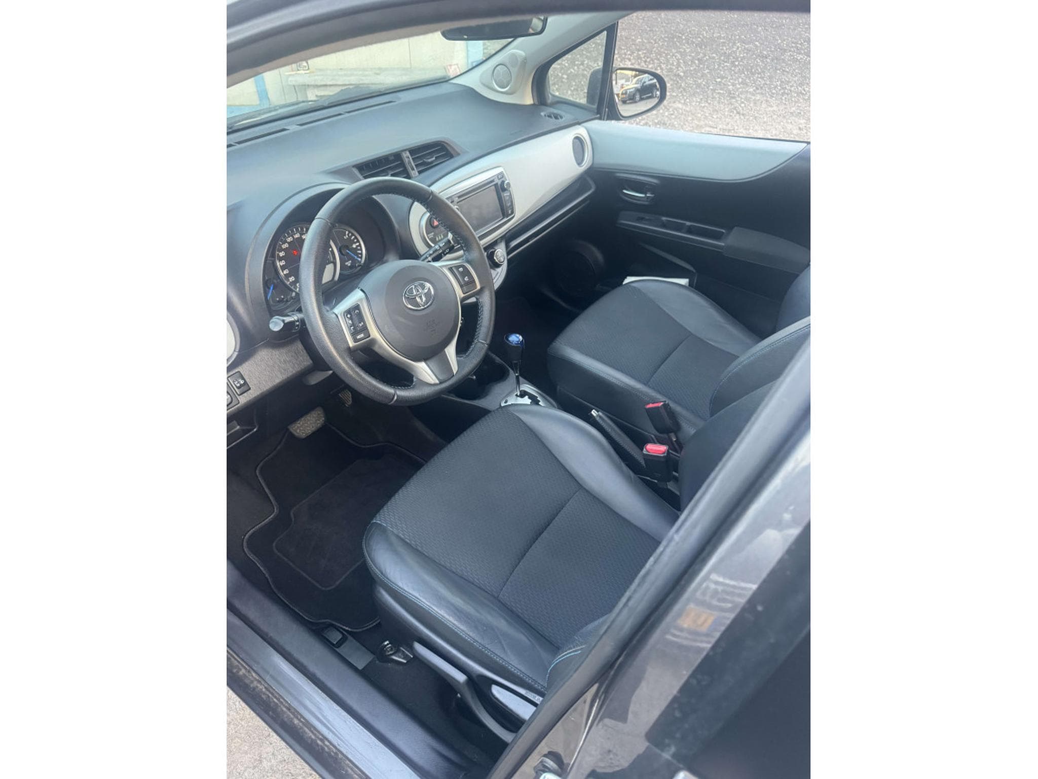 Toyota Yaris Hybrid 1.5 VVT-i Life 1-prop Automatique (2012) - Photo 14