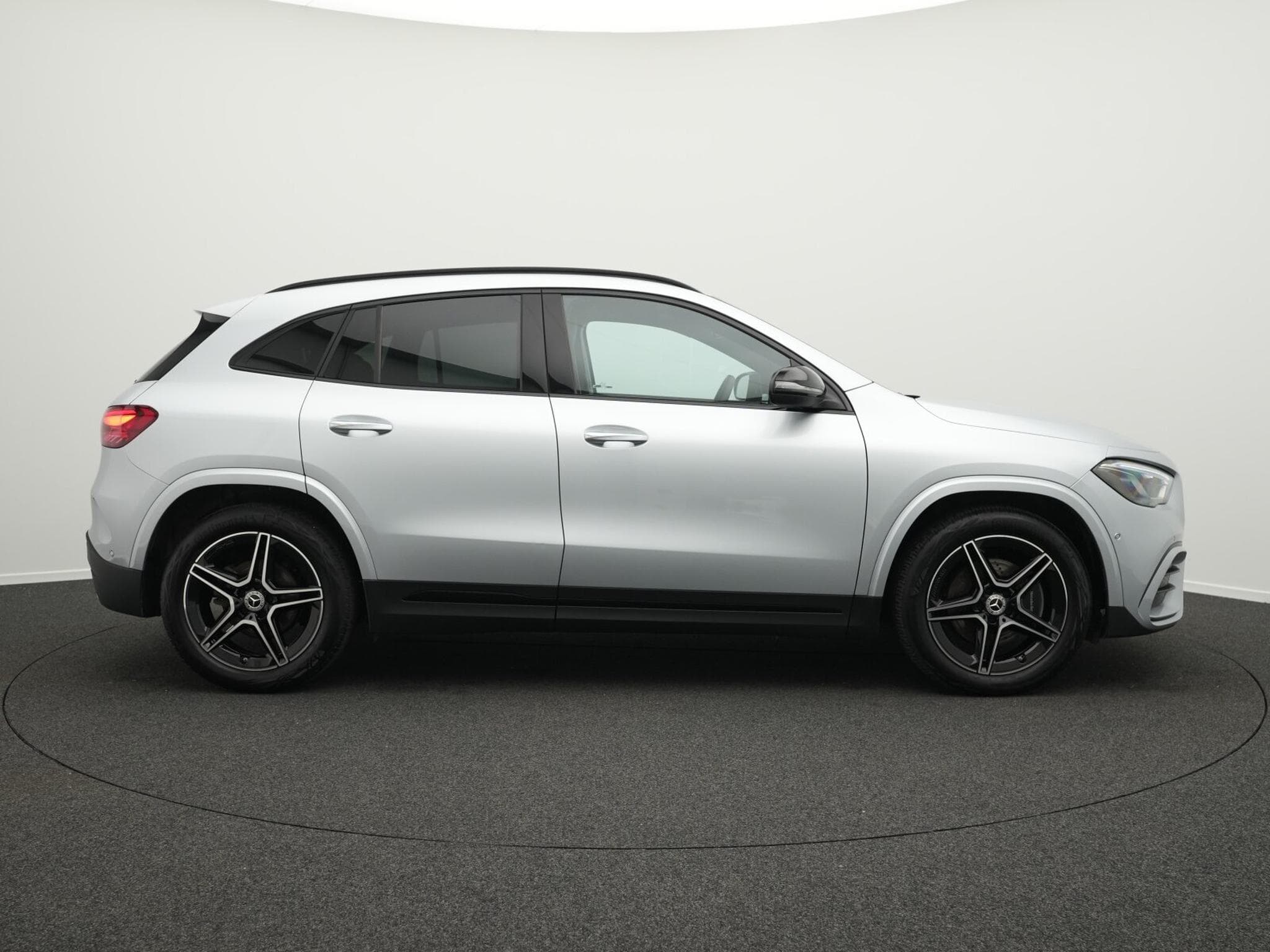 Mercedes GLA 200 d AMG-Line Multi+Kamera+Night+19"+AHK (2025) - Photo 5