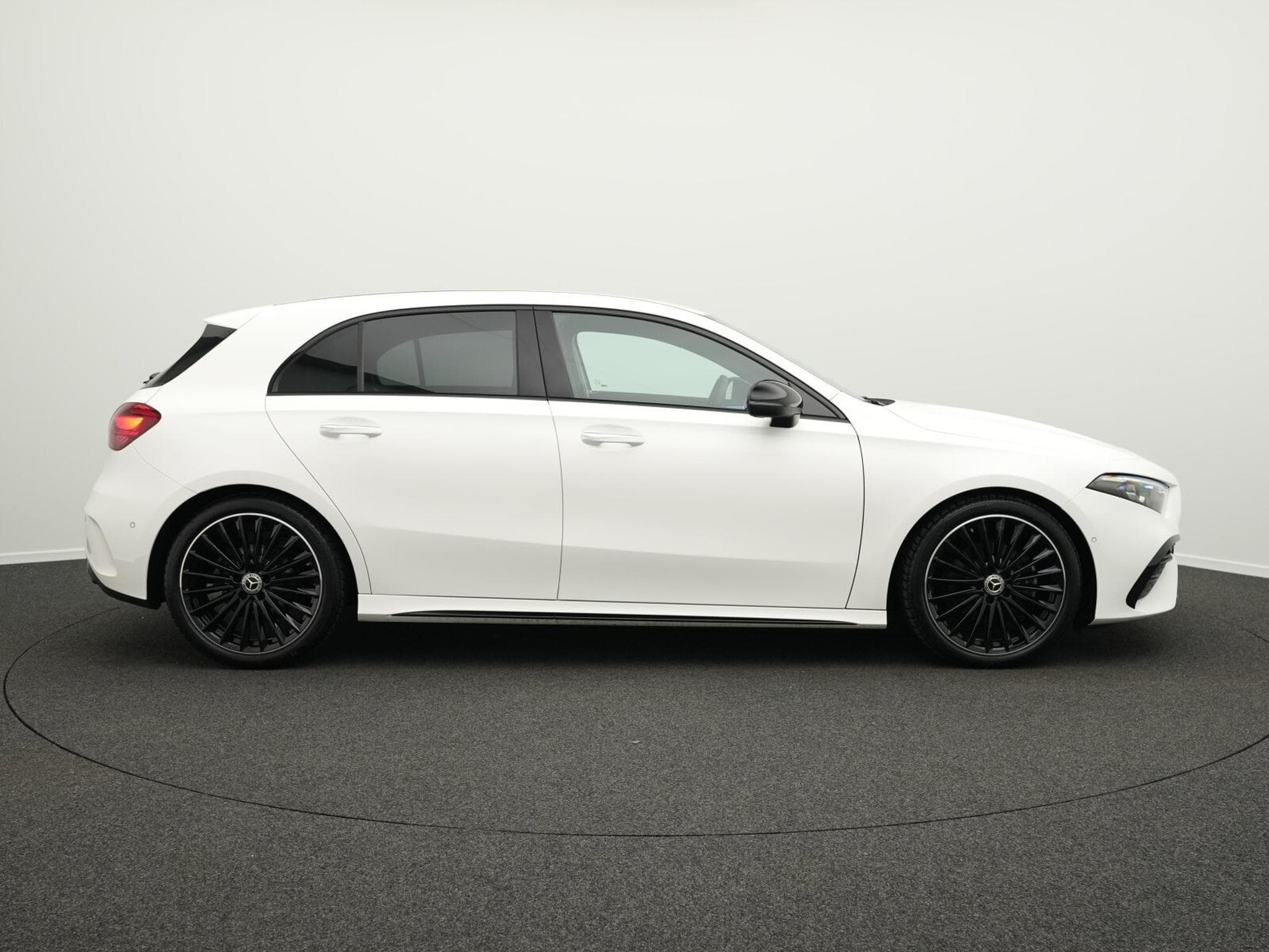 Mercedes A 200 d AMG-Line Multi+Kamera+Night+19"+AHK (2025) - Photo 5