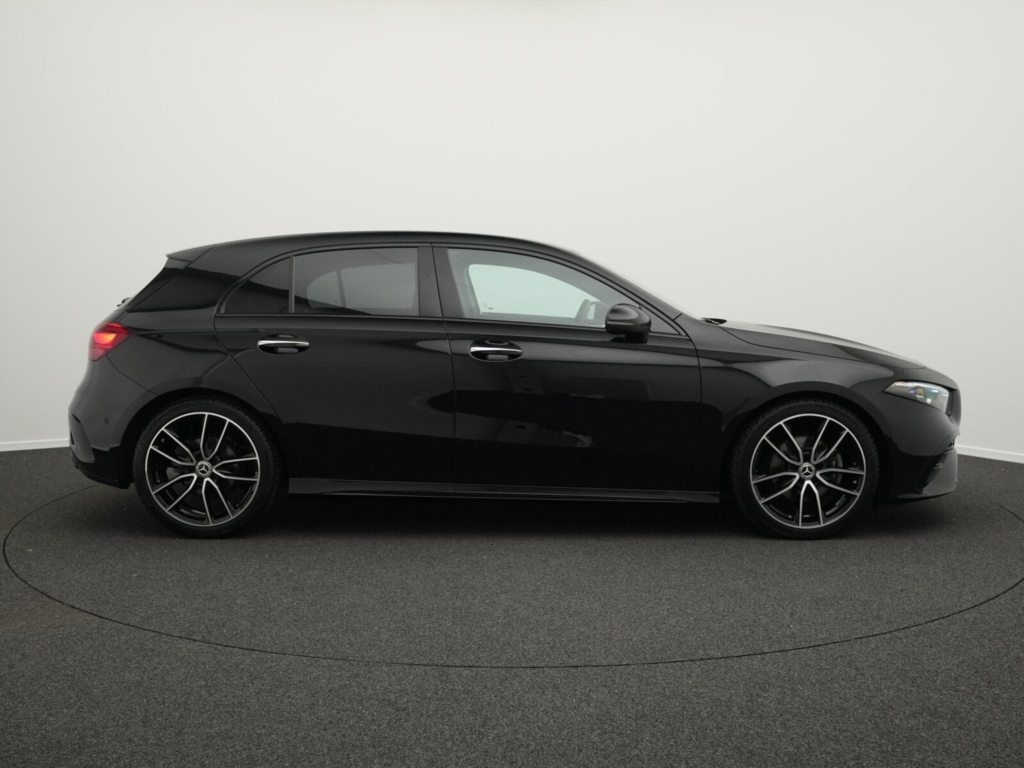 Mercedes A 200 d AMG-Line Multi+Kamera+Night+19" (2025) - Photo 5