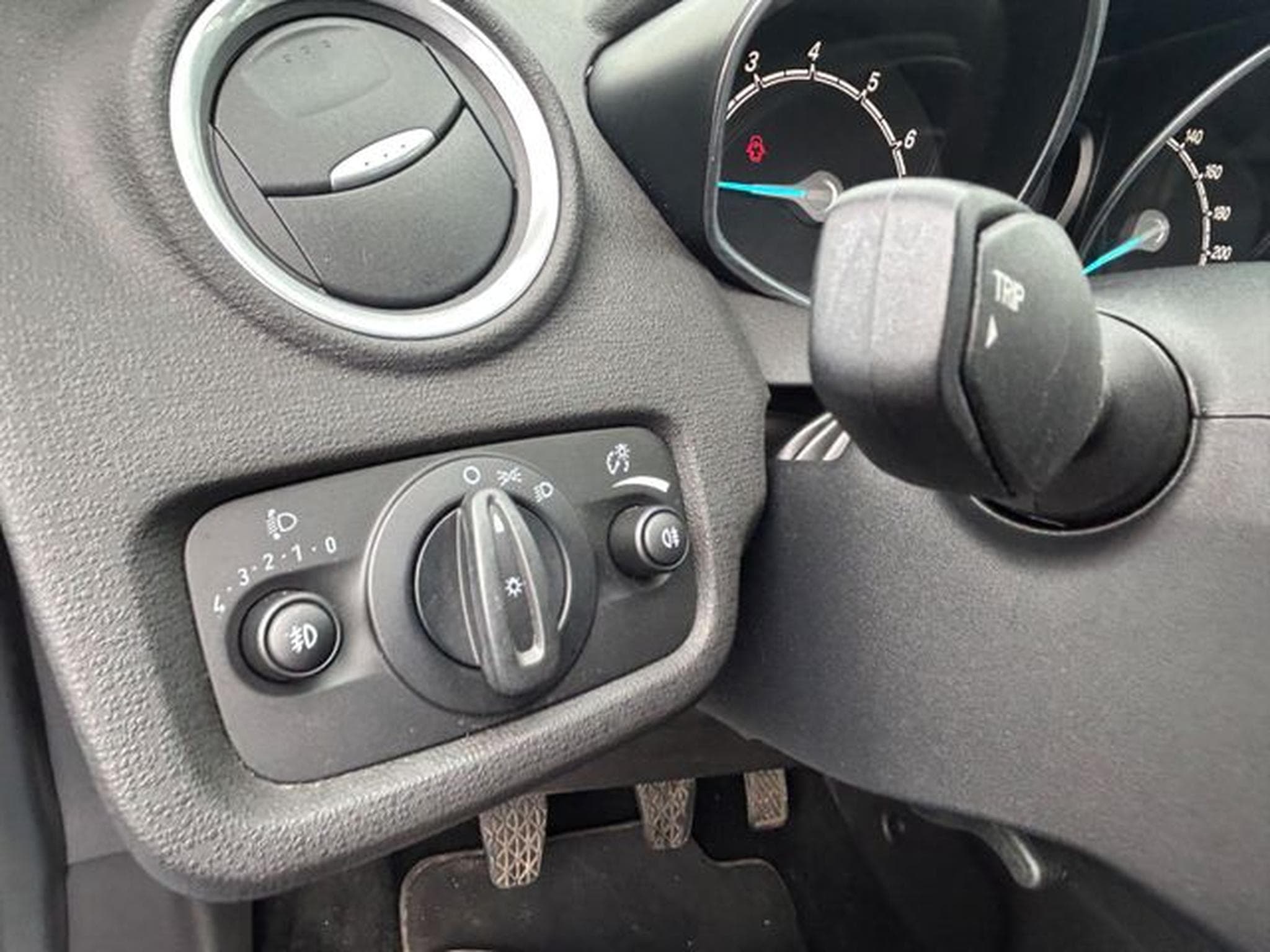 Ford Fiesta Fiesta Celebration *SHZ*LED*MFL*2.Hand*Euro6* (2016) - Photo 15