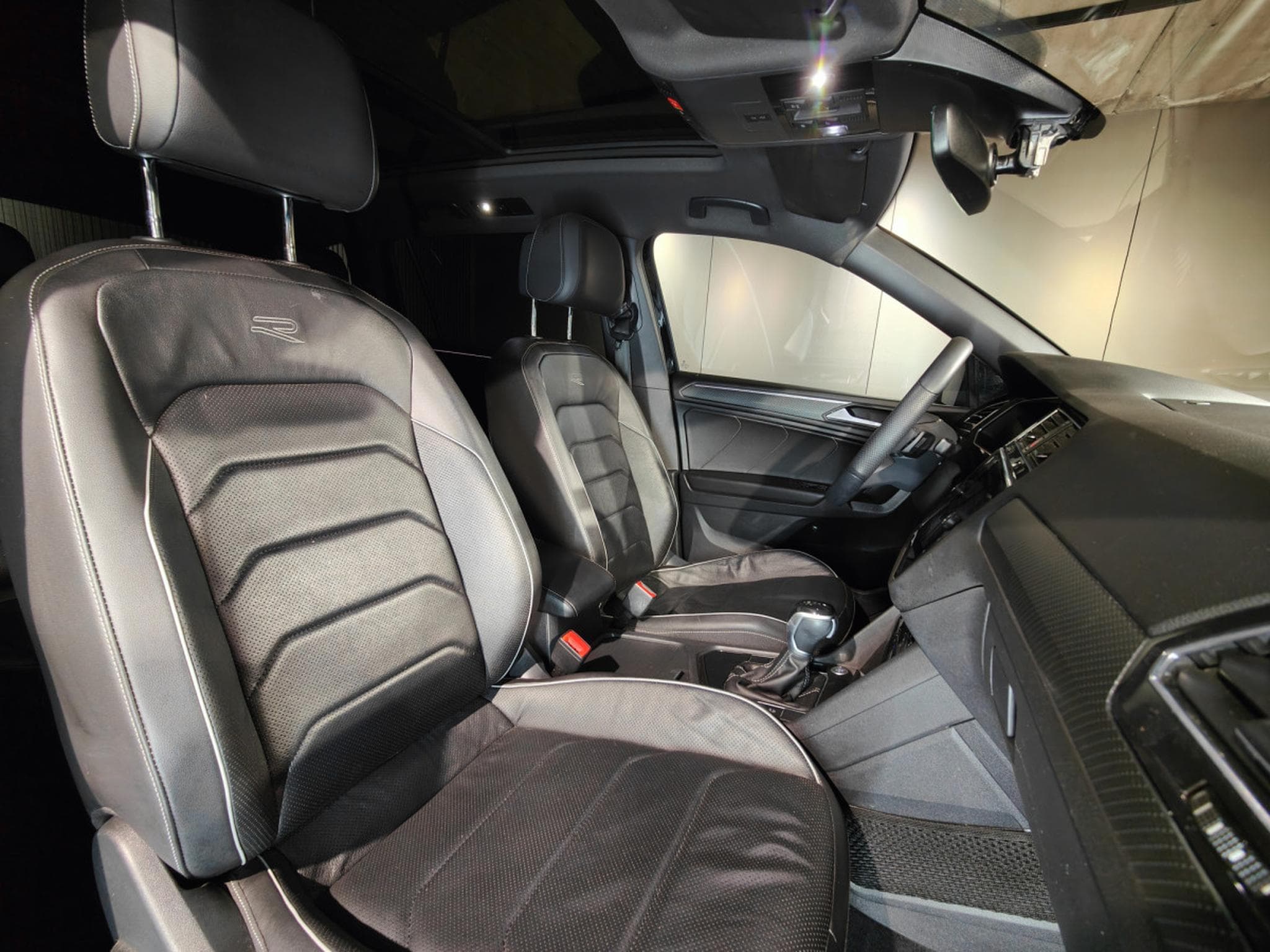 VW Tiguan 2.0 TDI R-LINE DSG 7PLACES CARPLAY TOIT OUV CUIR CAMERA ATTE (2022) - Photo 8