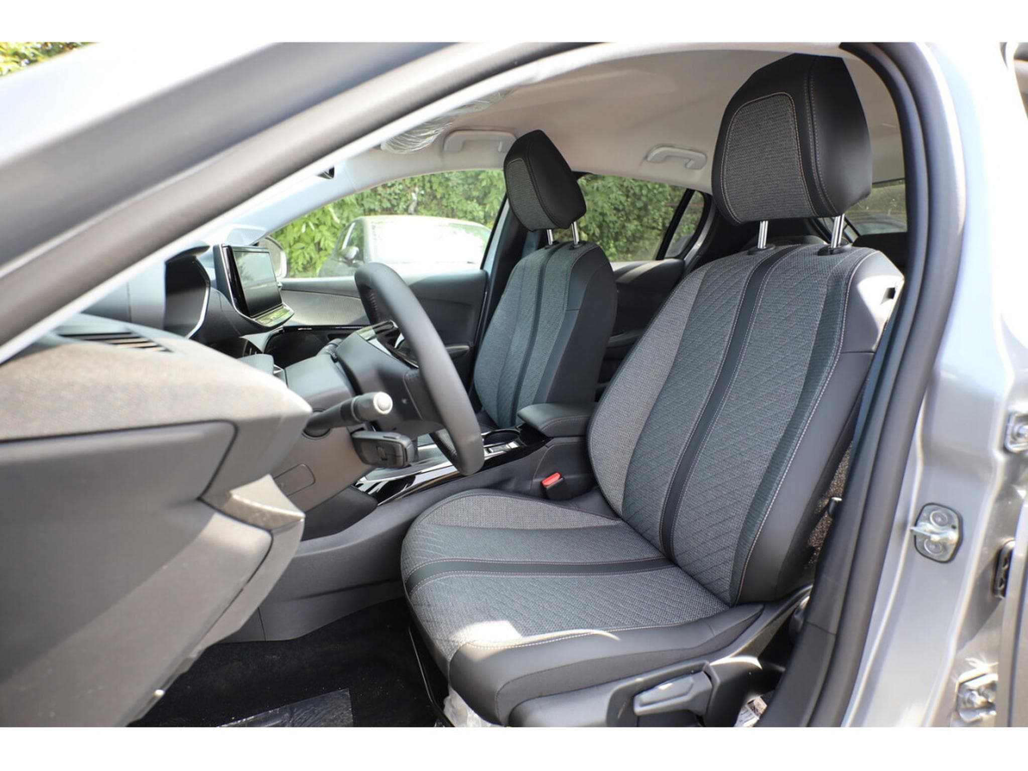 Peugeot 208 1.2 PureTech 101 Allure (2025) - Photo 7