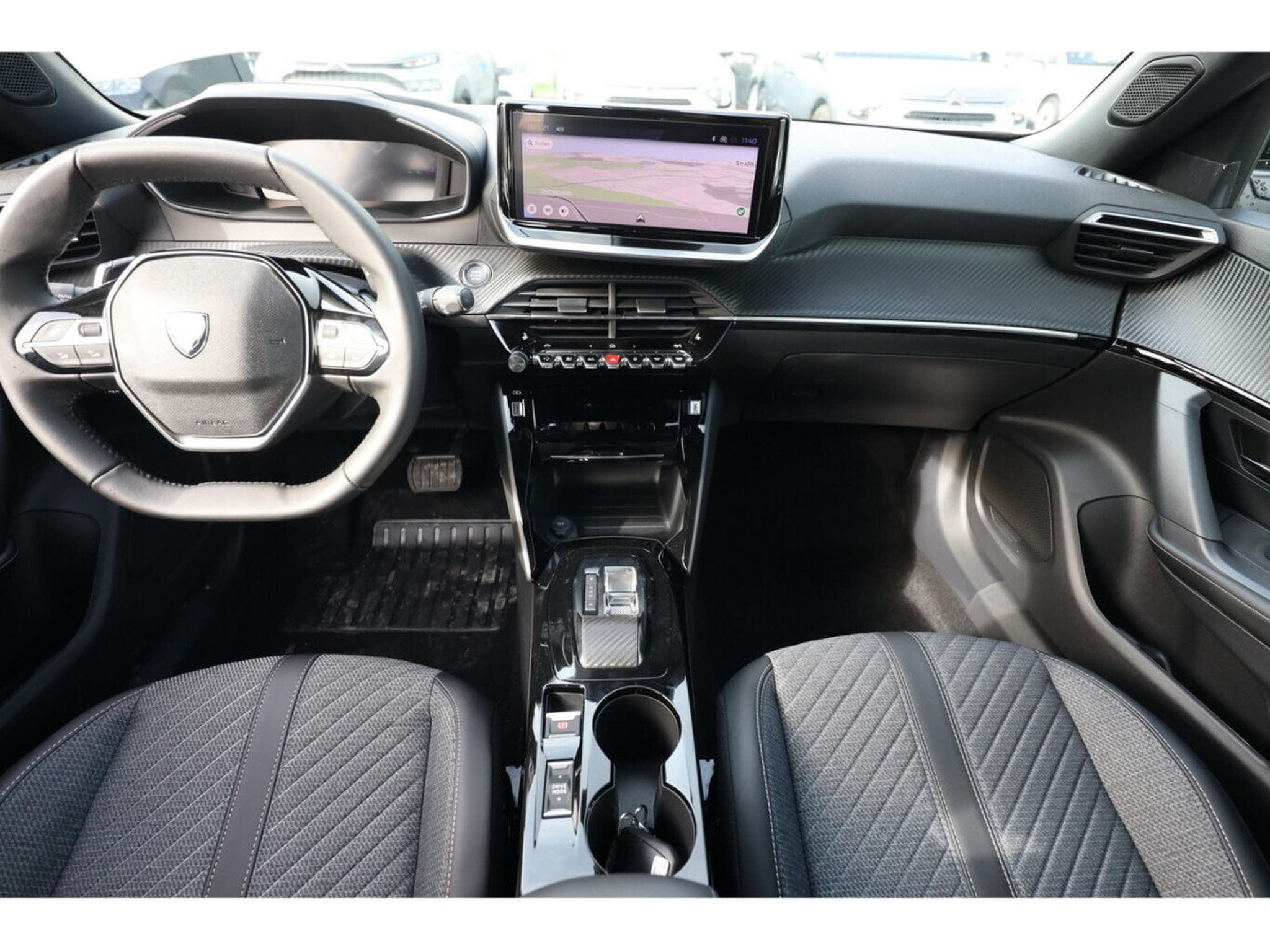 Peugeot 2008 1.2 Hybrid e-DSC6 145 Allure (2025) - Photo 9