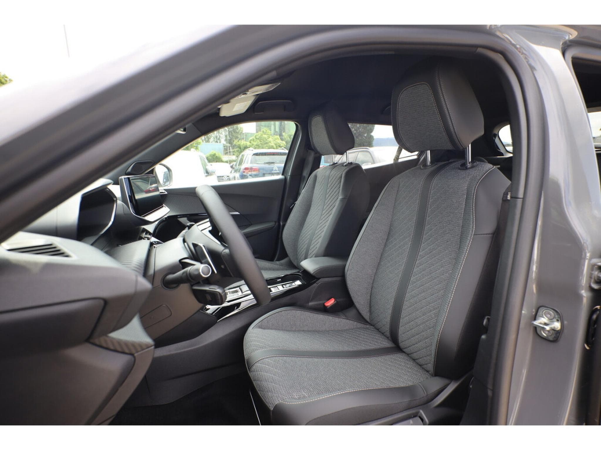 Peugeot 2008 1.2 Hybrid e-DSC6 145 Allure (2025) - Photo 6