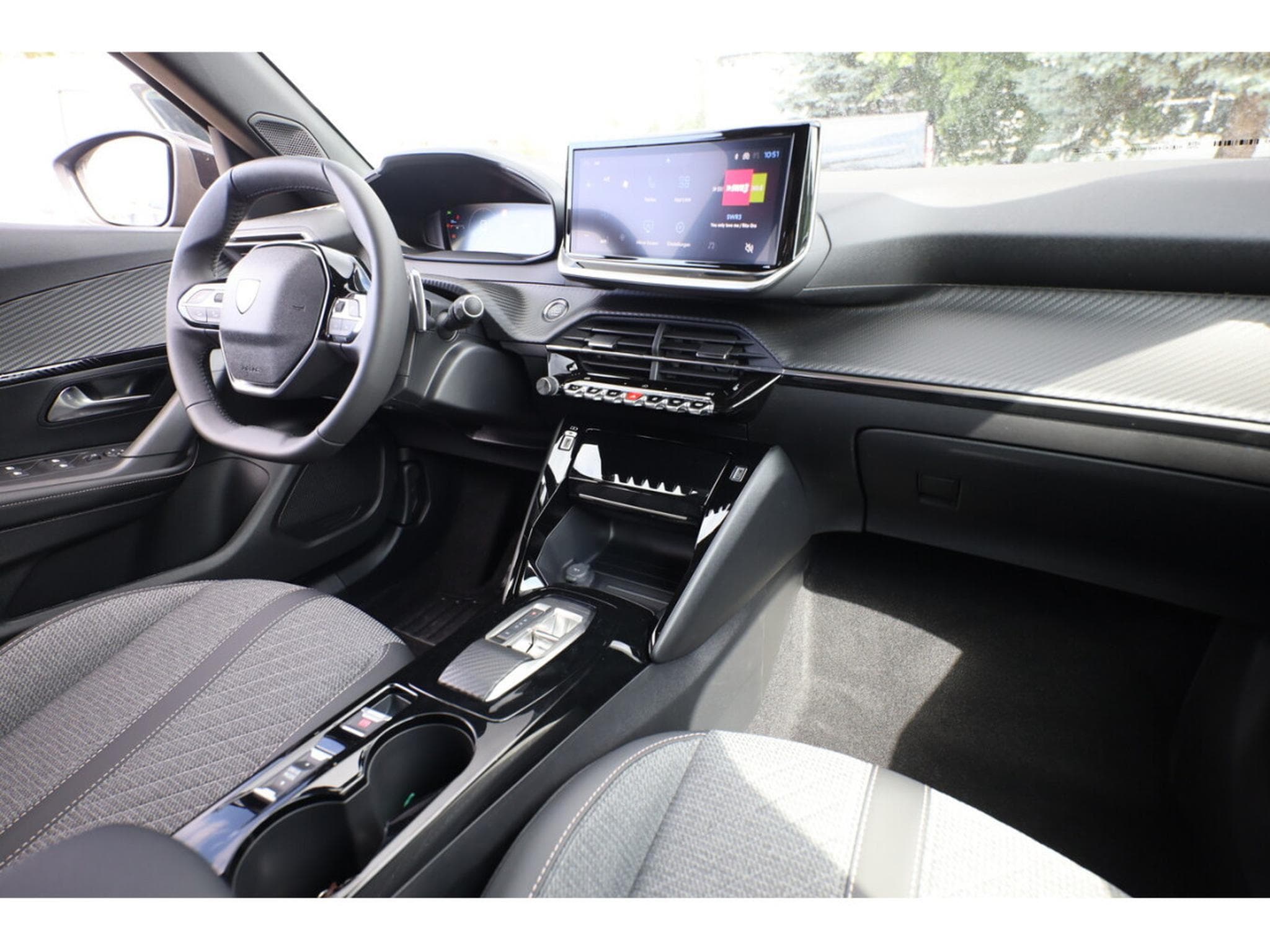 Peugeot 2008 1.2 Hybrid e-DSC6 145 Allure (2025) - Photo 9