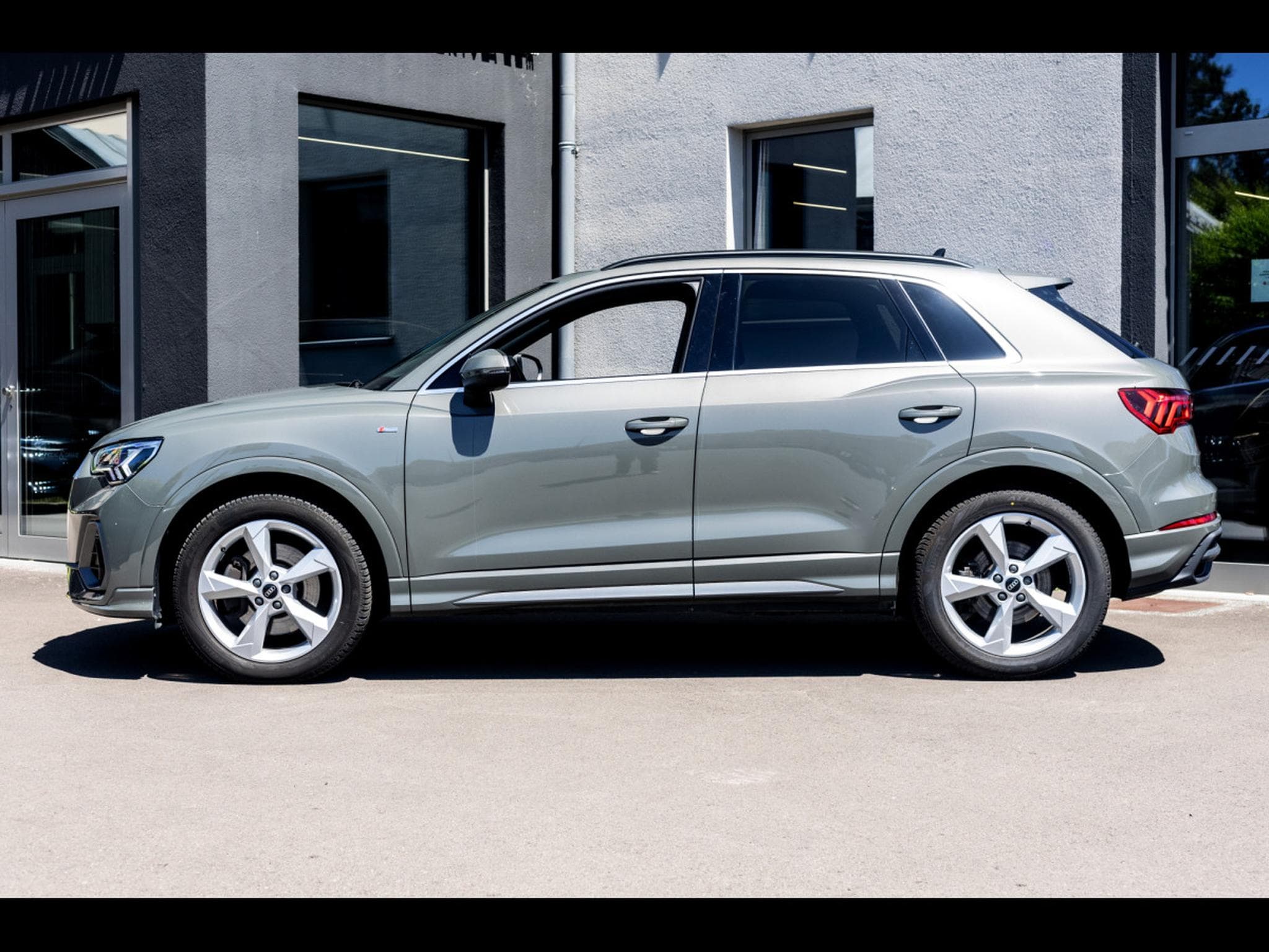Audi Q3 45 2.0 TFSI (245 CH) QUATTRO S-TRONIC S-LINE – CHRONOS GREY (2021) - Photo 2