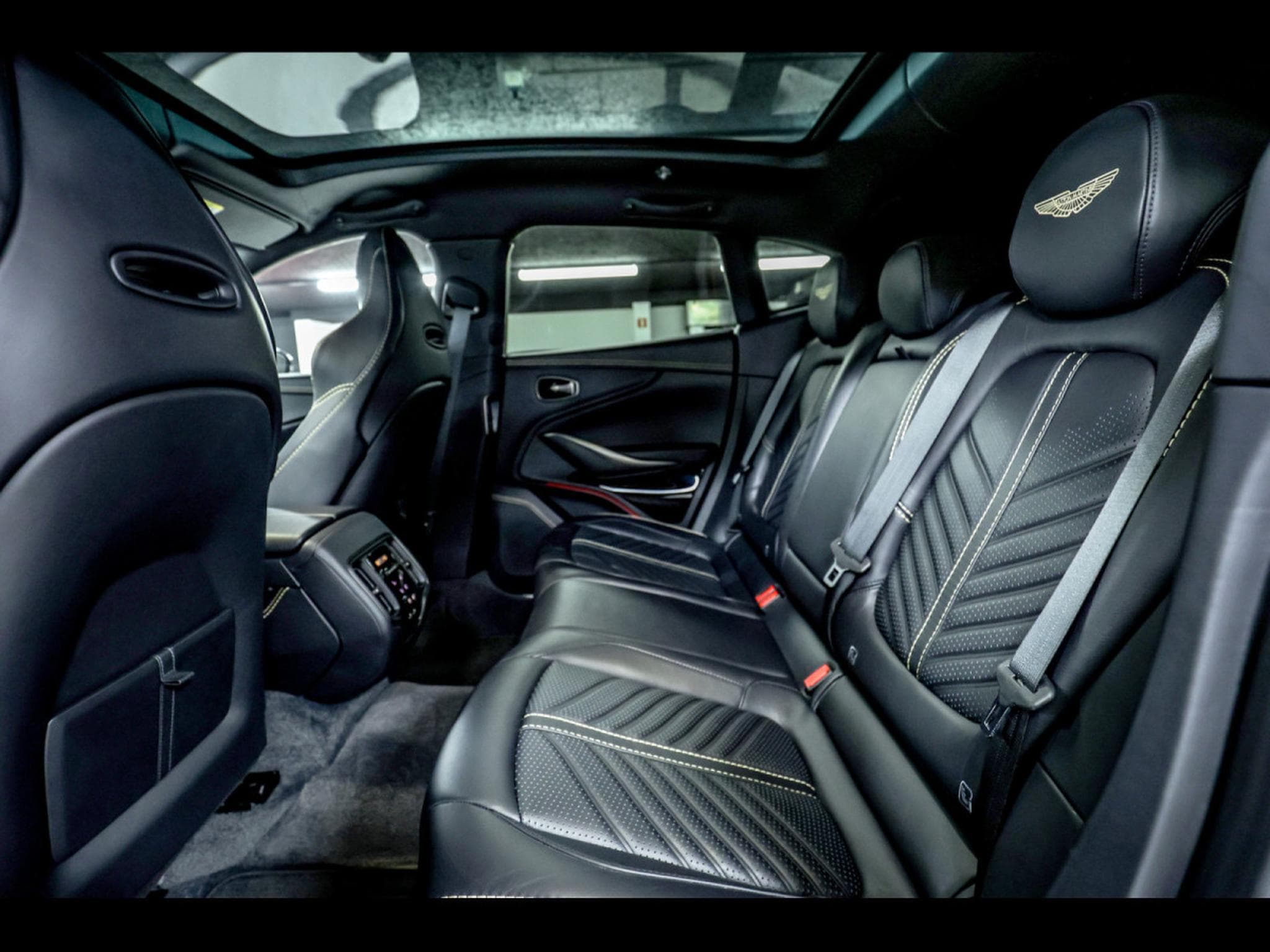 Aston-Martin DBX 707 4.0 V8 - ONYX BLACK METALLIC (2023) - Photo 14