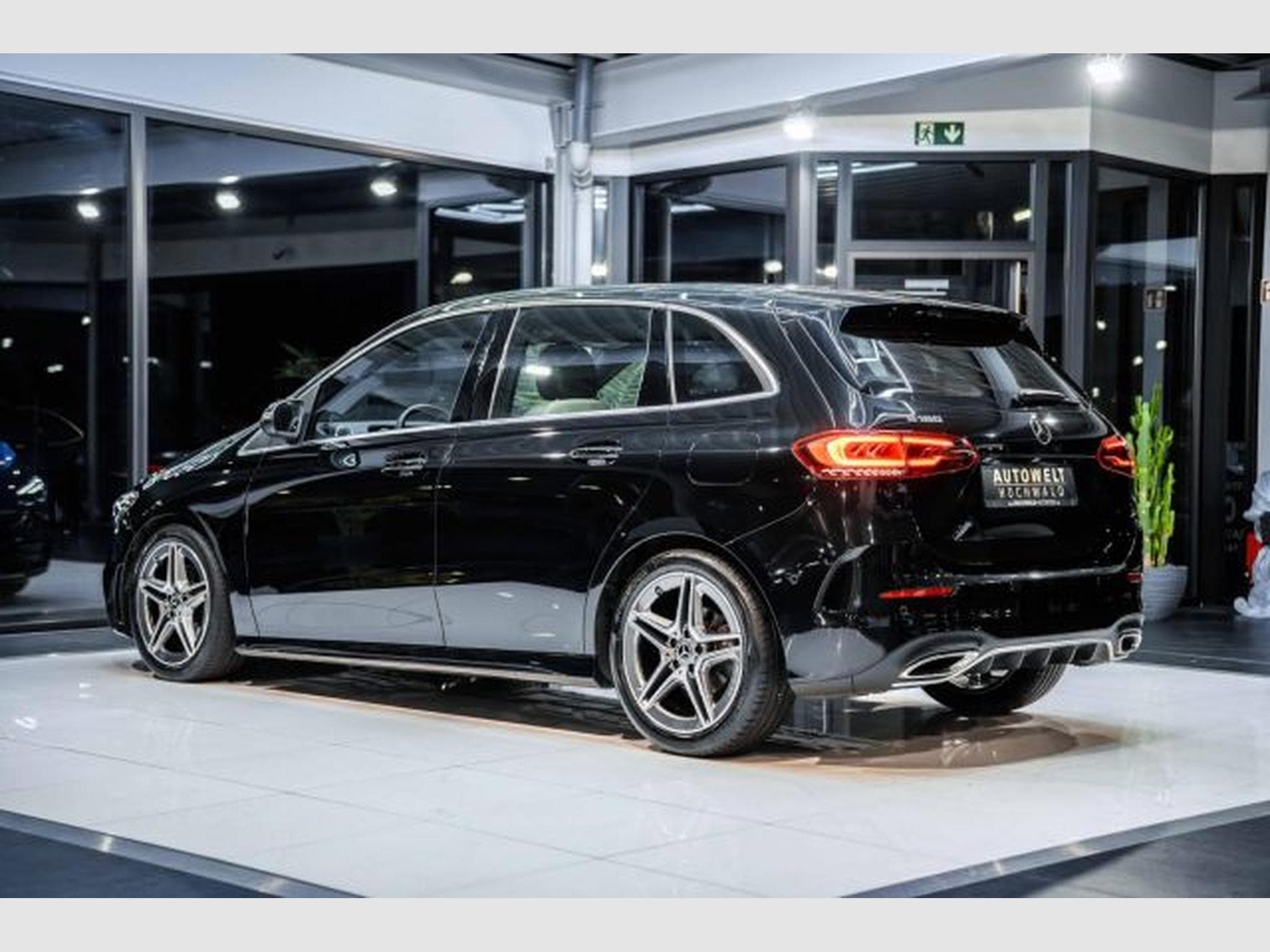 Mercedes B 180 B180 7G-DCT AMG-Line NAVI LED RFK SHZG Spur 1HD (2020) - Photo 12
