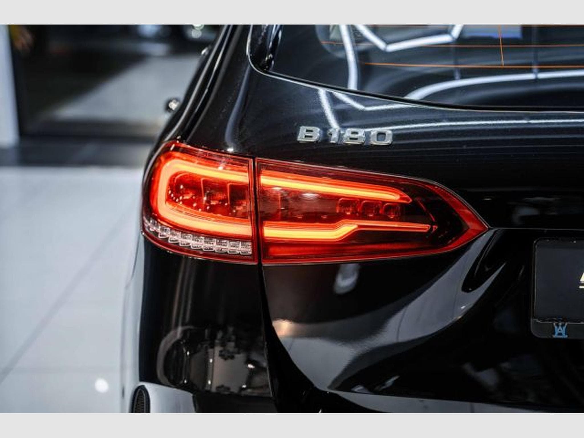 Mercedes B 180 B180 7G-DCT AMG-Line NAVI LED RFK SHZG Spur 1HD (2020) - Photo 14