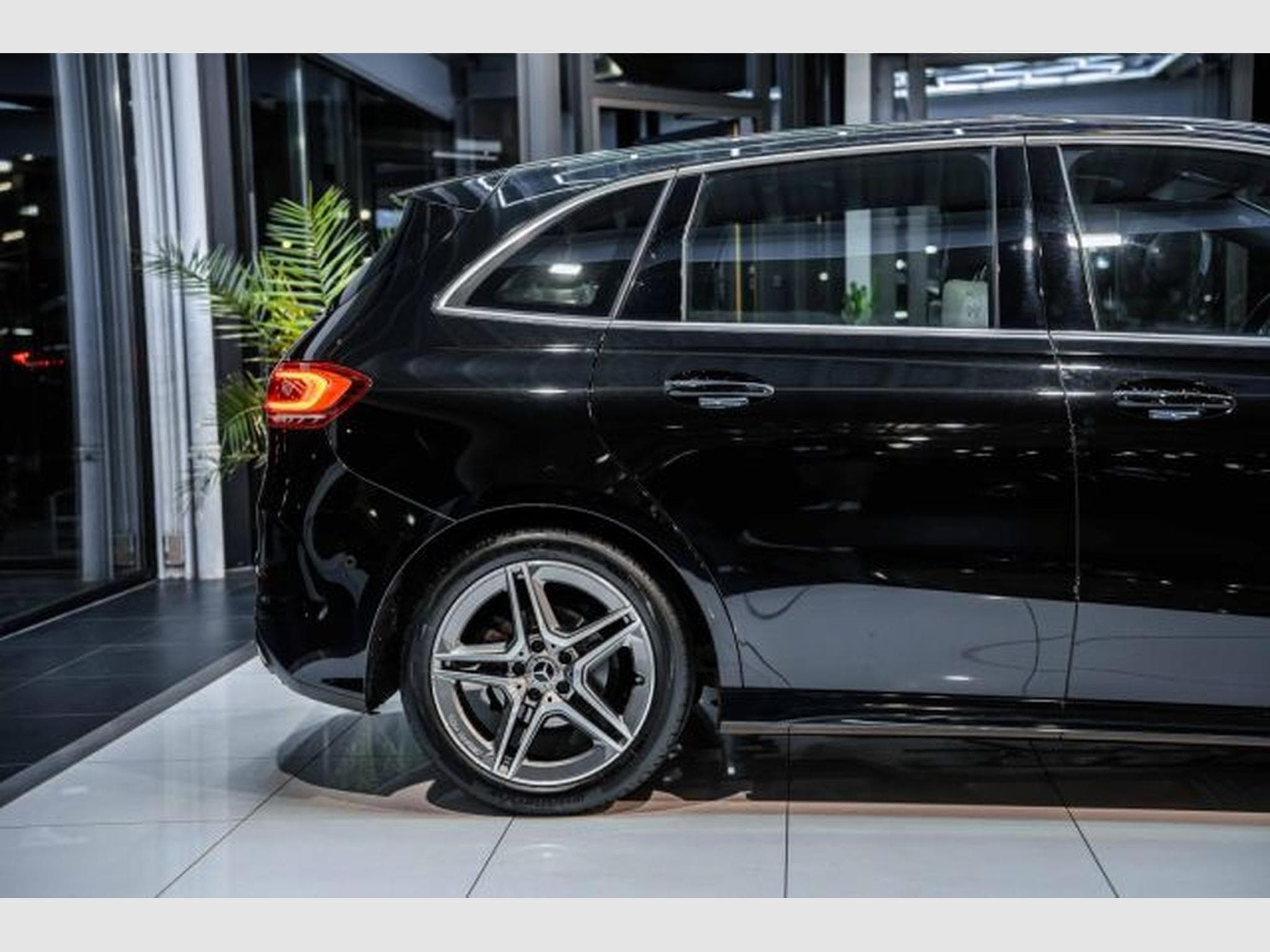 Mercedes B 180 B180 7G-DCT AMG-Line NAVI LED RFK SHZG Spur 1HD (2020) - Photo 8