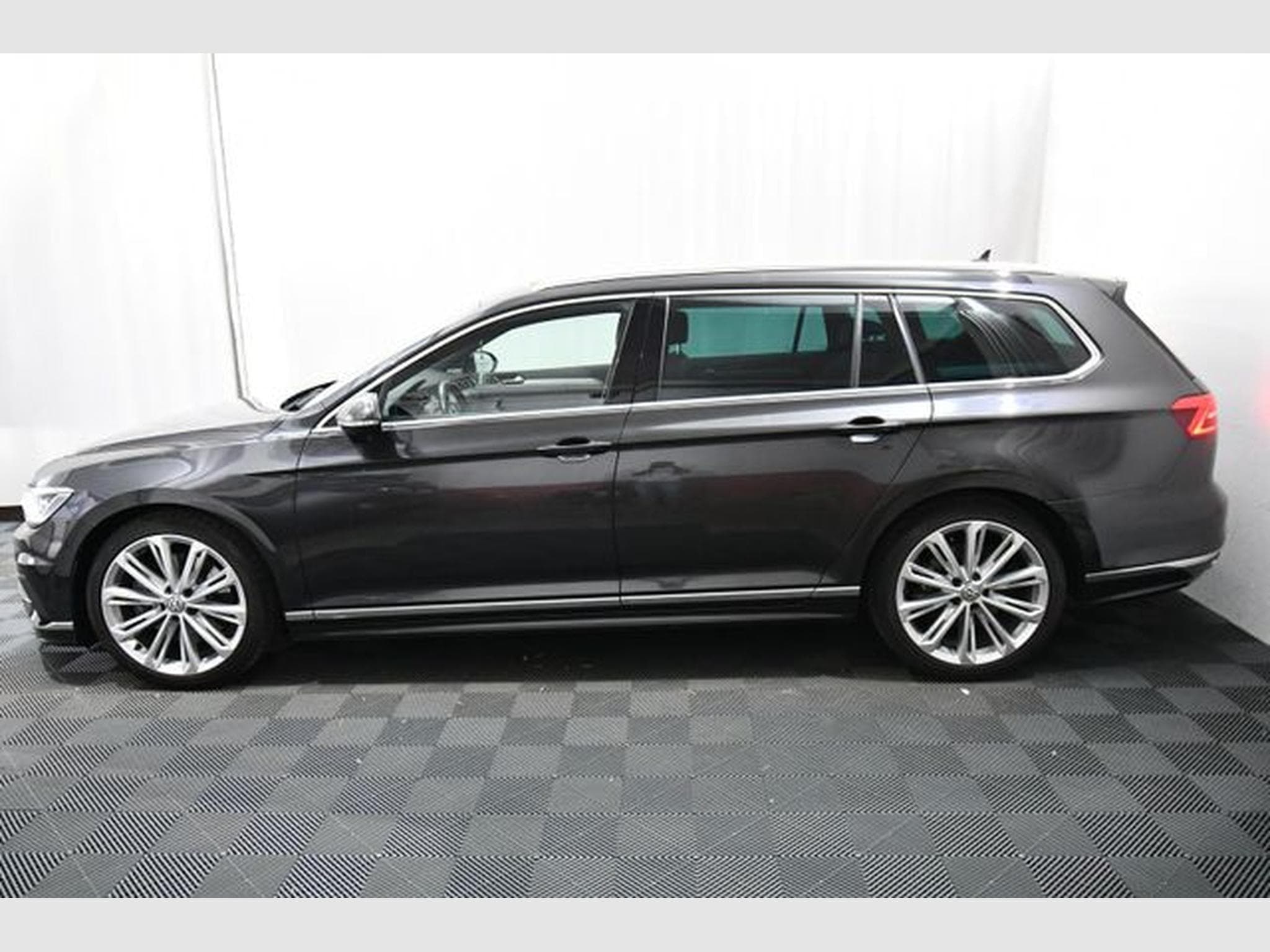 VW Passat Passat Variant R-Line 4Motion, AHK, DCC, Pano., (2019) - Photo 2