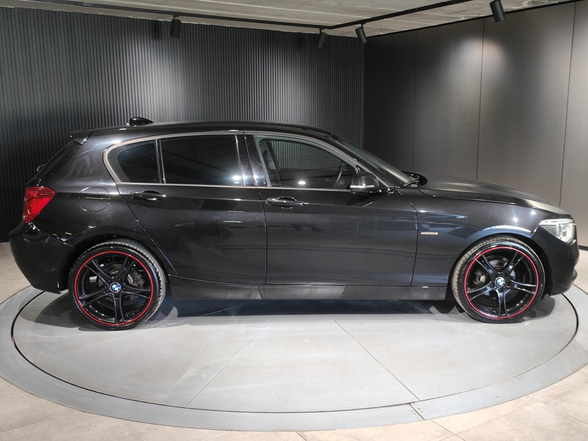 BMW 116 116d RED DEVILS EDITION GPS BLUETOOTH CLIMATISATION (2014) - Foto 2