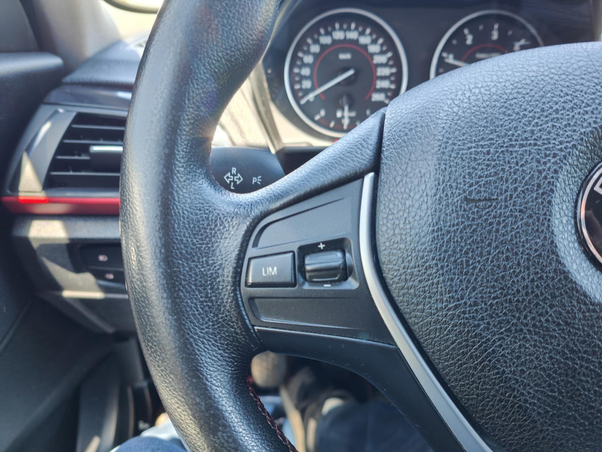 BMW 116 116d RED DEVILS EDITION GPS BLUETOOTH CLIMATISATION (2014) - Foto 20