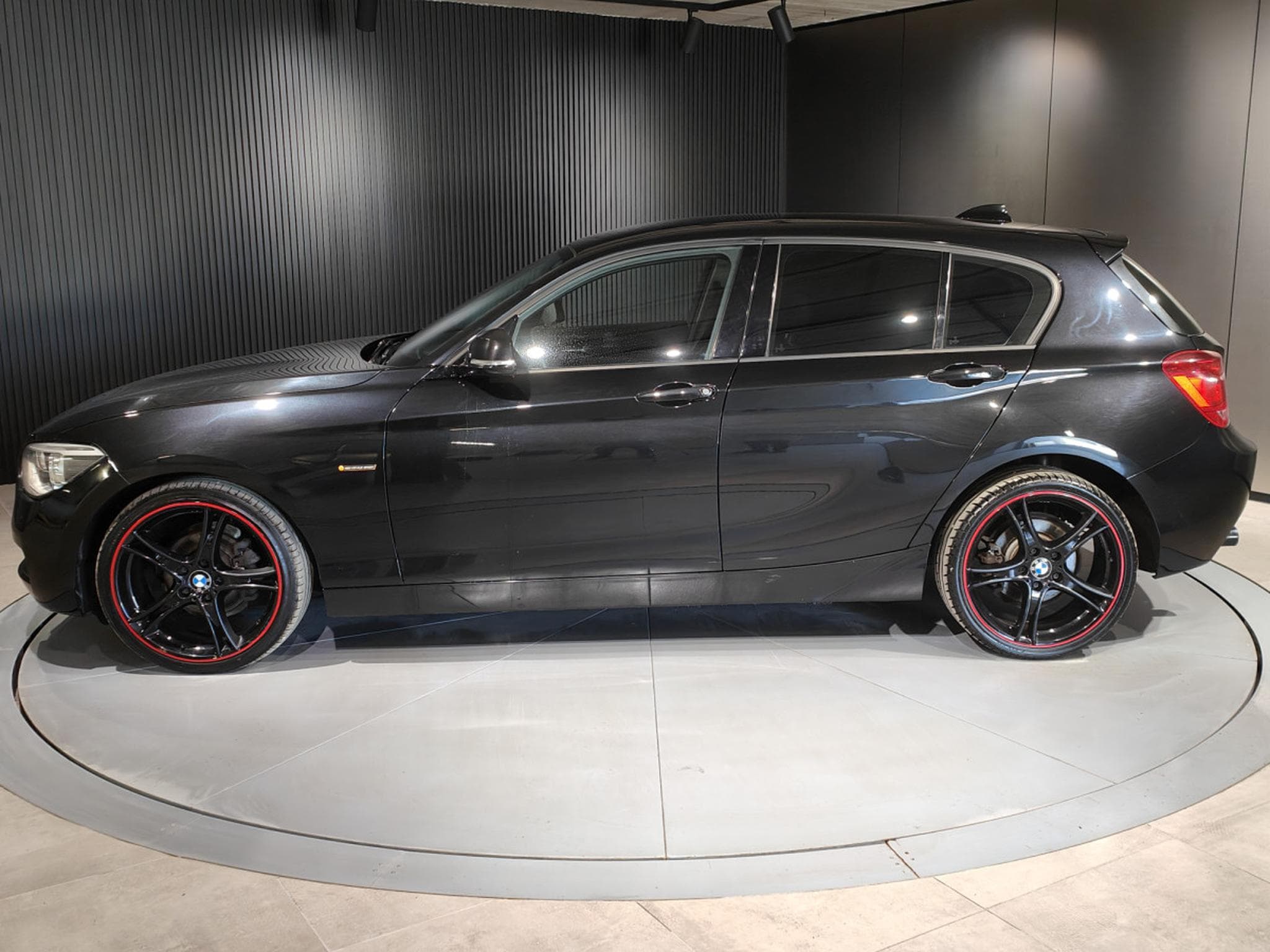 BMW 116 116d RED DEVILS EDITION GPS BLUETOOTH CLIMATISATION (2014) - Foto 5