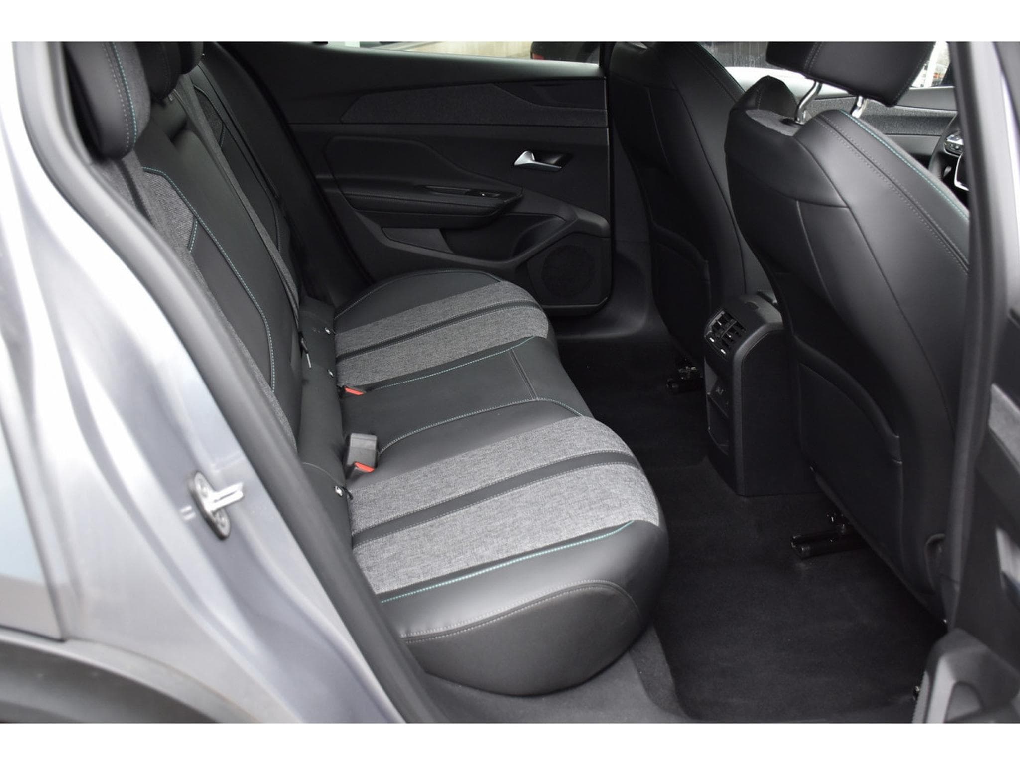 Peugeot 408 1.2 PureTech Allure EAT8 ACC LANE GPS CAM 1° MAIN (2024) - Foto 8
