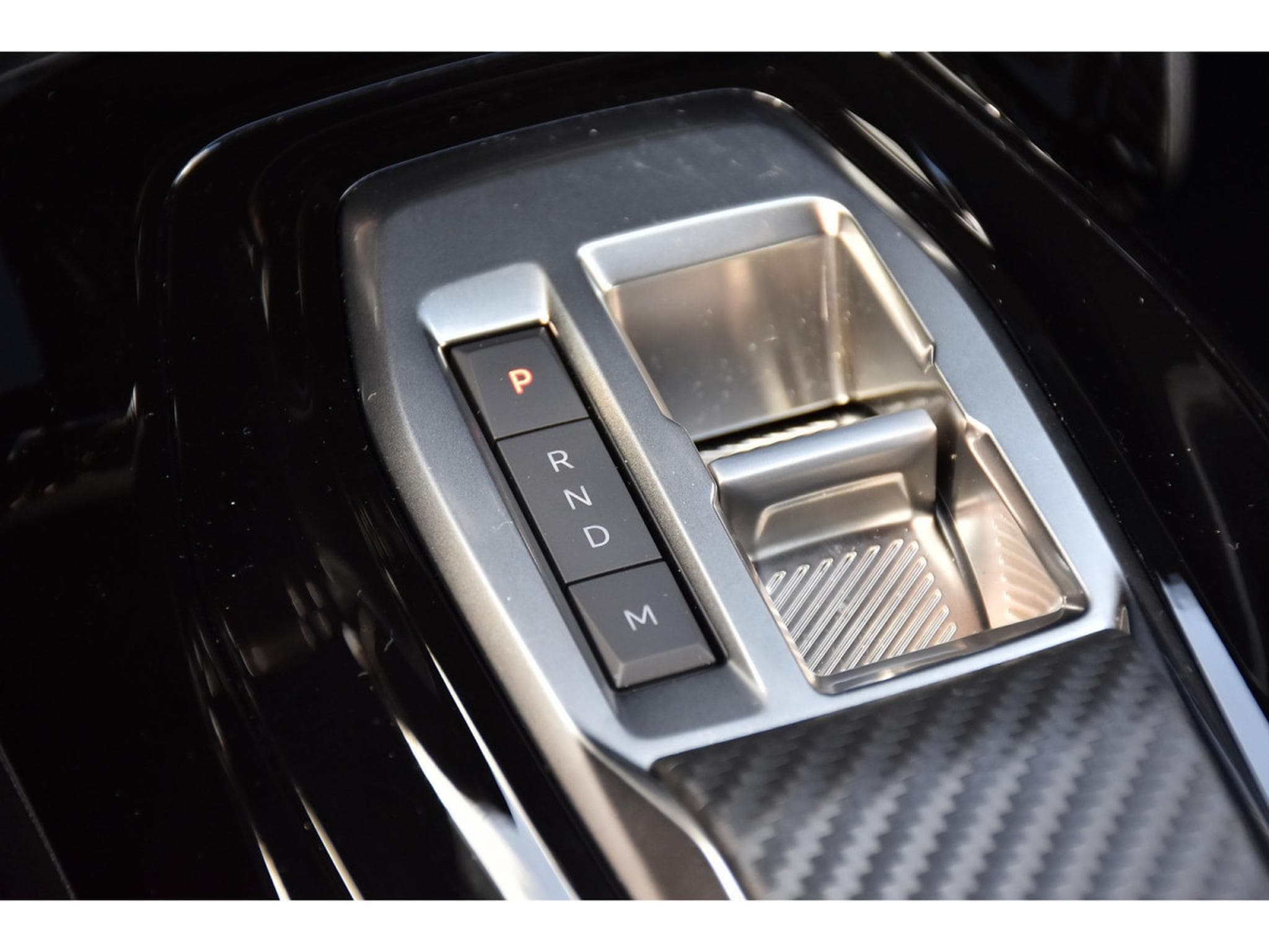 Peugeot 2008 1.2 Hybrid 145 Allure e-DCS6 ACC LANE SIDE GPS CAM360 1°MAIN (2025) - Foto 21