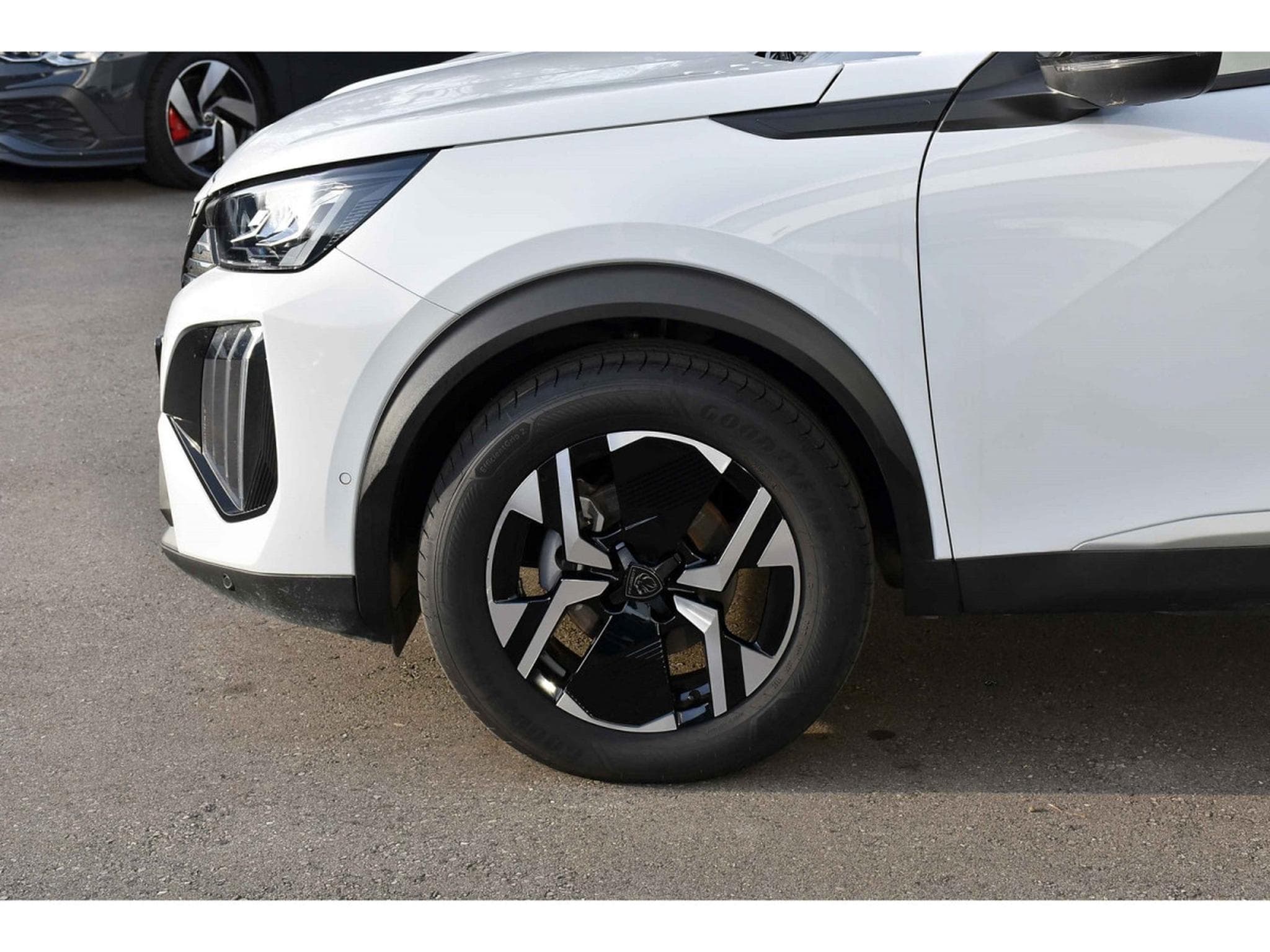 Peugeot 2008 1.2 Hybrid 145 Allure e-DCS6 ACC LANE SIDE GPS CAM360 1°MAIN (2025) - Foto 5