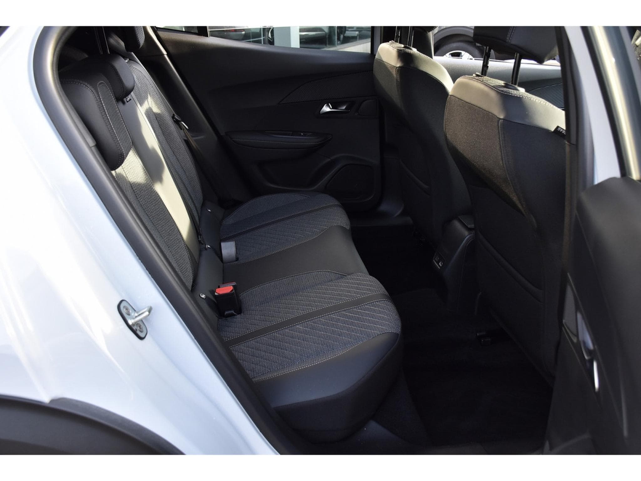 Peugeot 2008 1.2 Hybrid 145 Allure e-DCS6 ACC LANE SIDE GPS CAM360 1°MAIN (2025) - Foto 7