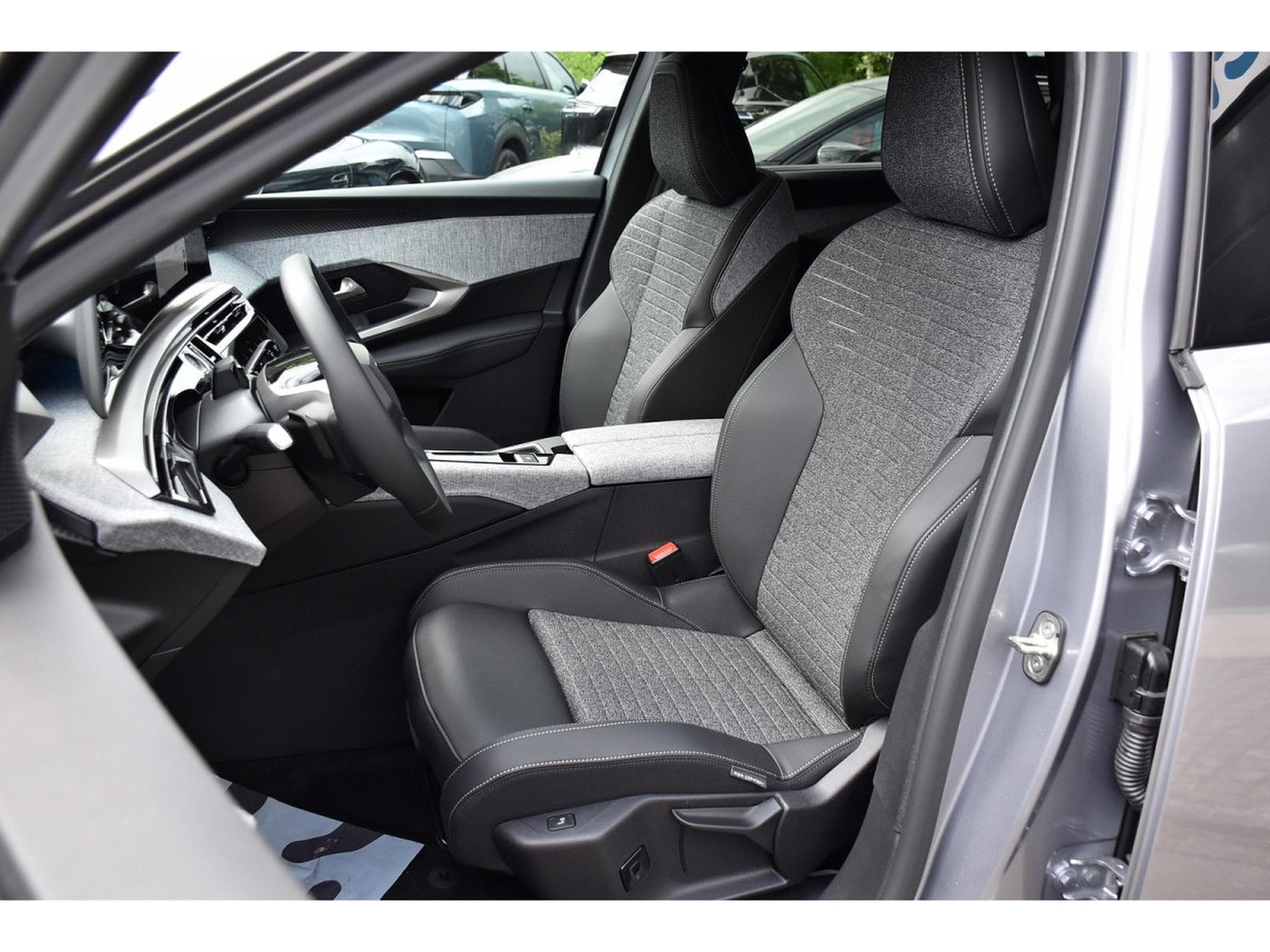 Peugeot 5008 Hybrid 145 Allure e-DCS ACC SG CHFF CAM360 NEUF (2026) - Foto 6