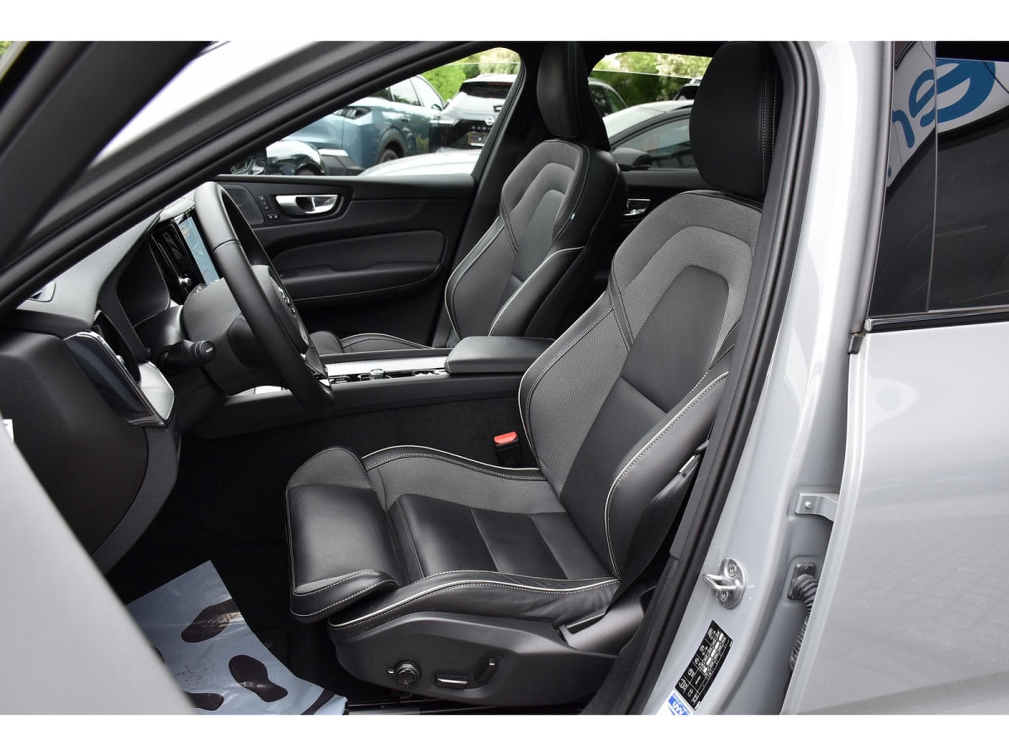 Volvo XC60 2.0 B4 Plus Dark Geartronic TO CUIR MEMO HARMAN PILOT 1°MAIN (2024) - Foto 6