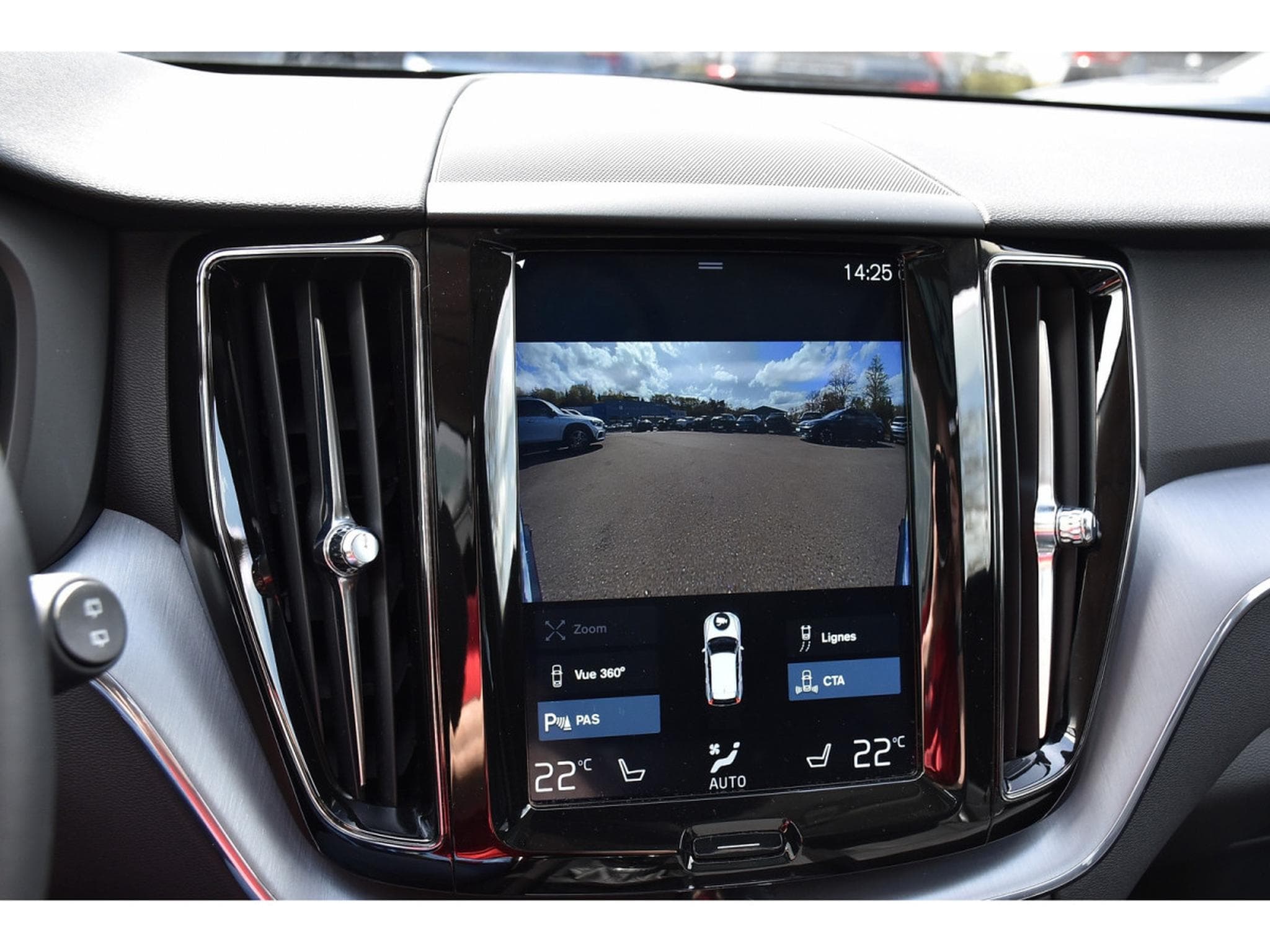 Volvo XC60 2.0 T5 Momentum Geartronic MEMO PANO BLIS CAM360 1° MAIN (2019) - Foto 17