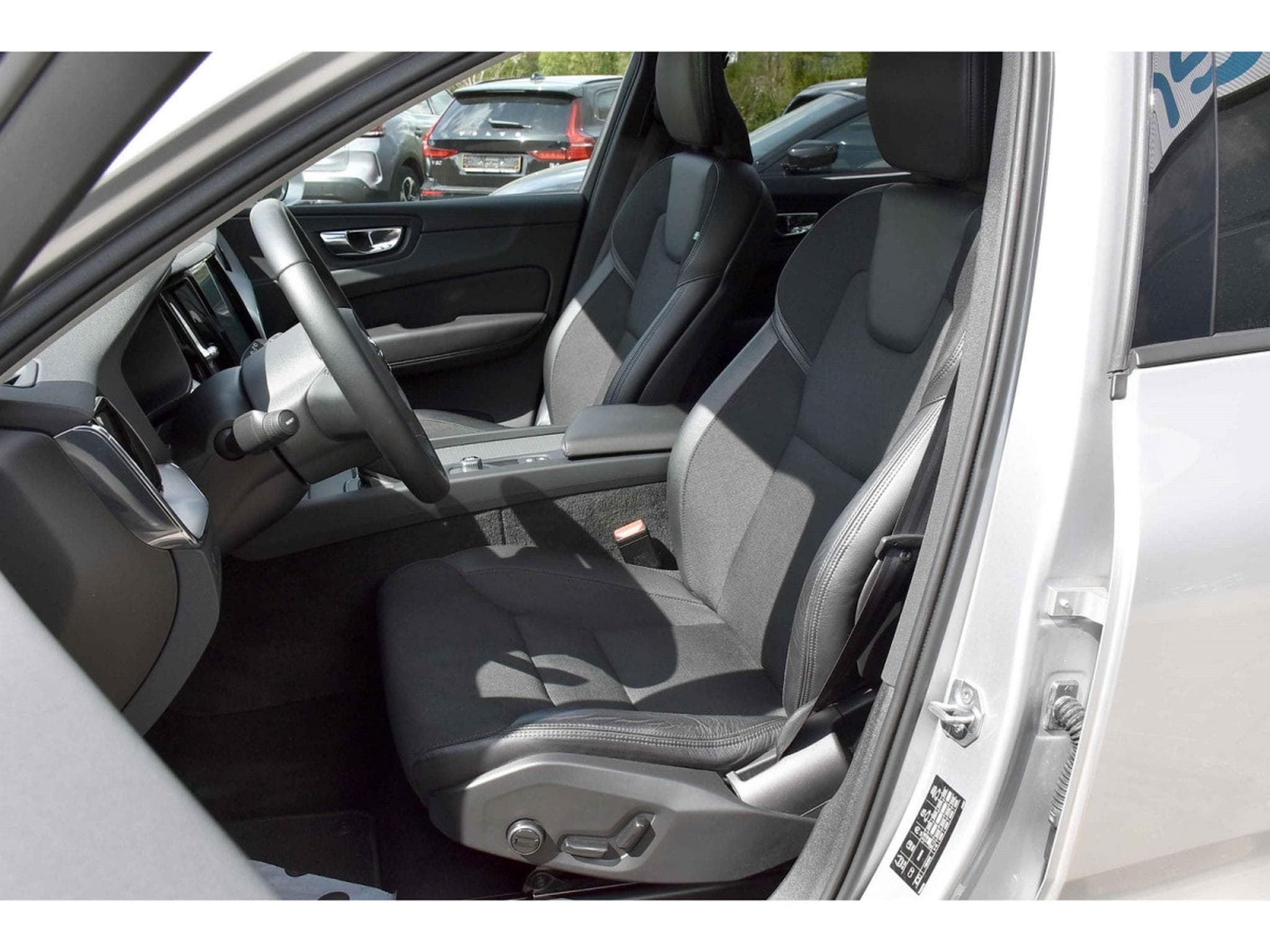 Volvo XC60 2.0 T5 Momentum Geartronic MEMO PANO BLIS CAM360 1° MAIN (2019) - Foto 6