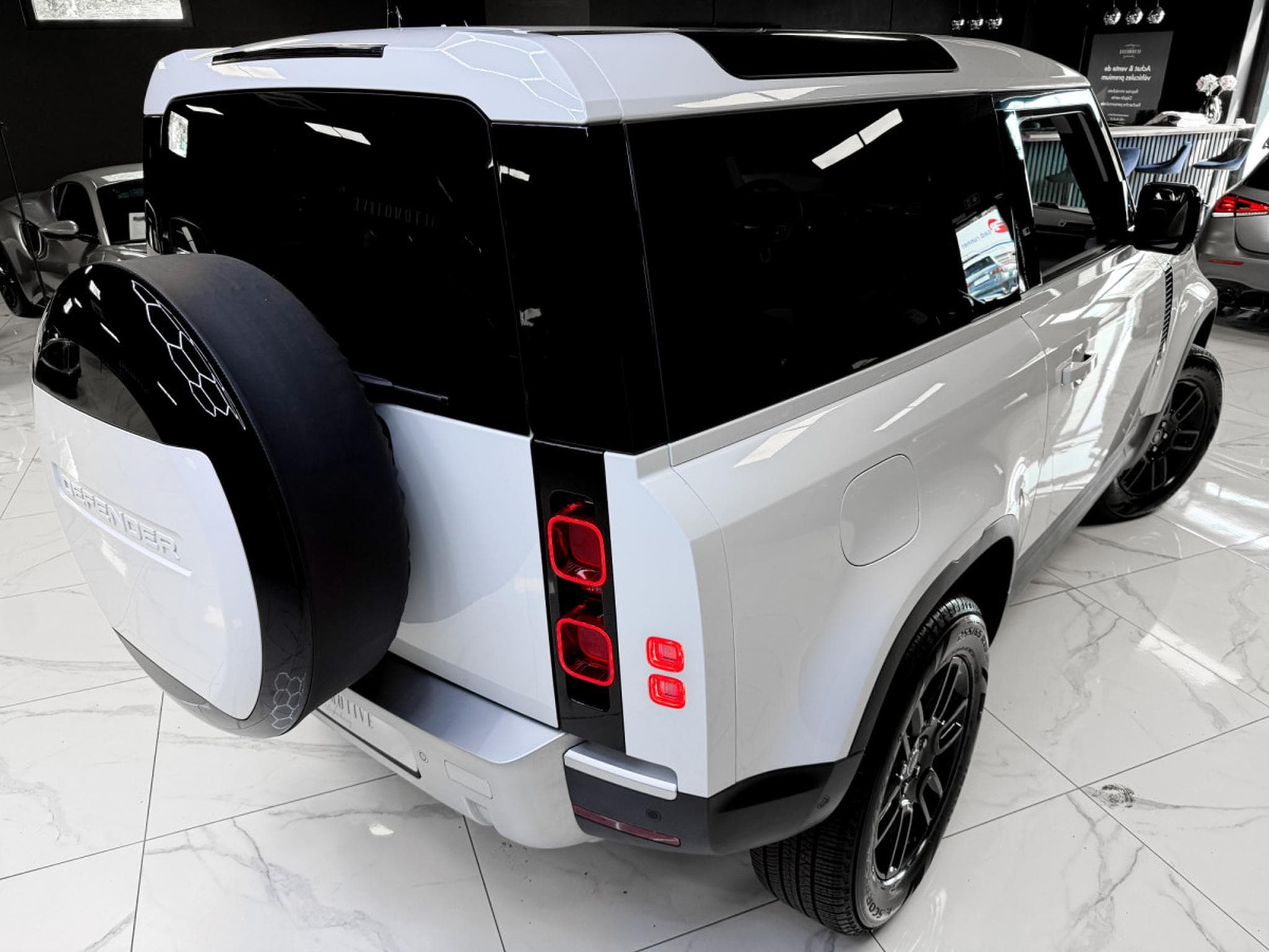 Land-Rover Defender 90 D200 S WARRANTY 2030 (2025) - Photo 10