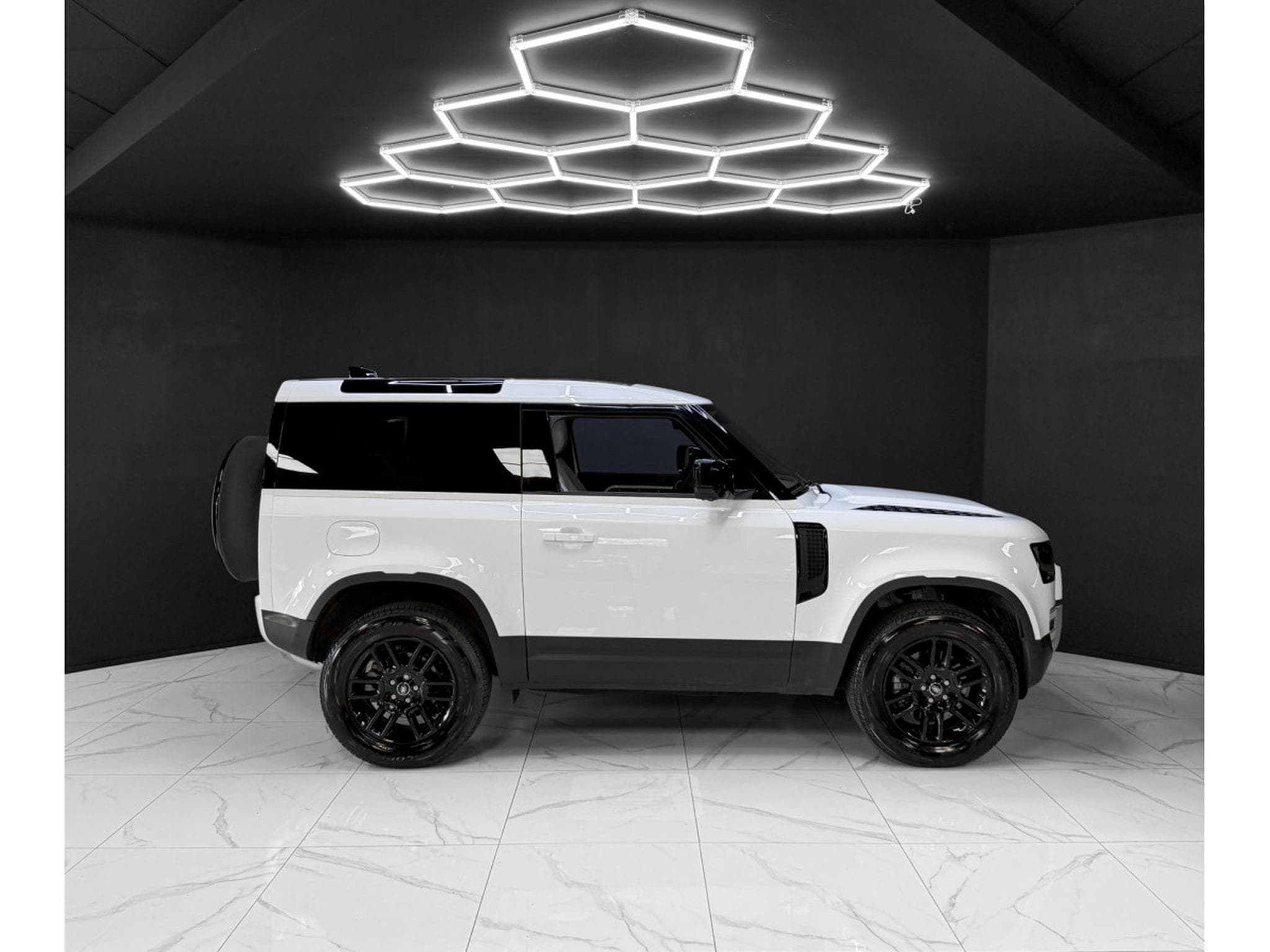 Land-Rover Defender 90 D200 S WARRANTY 2030 (2025) - Photo 6