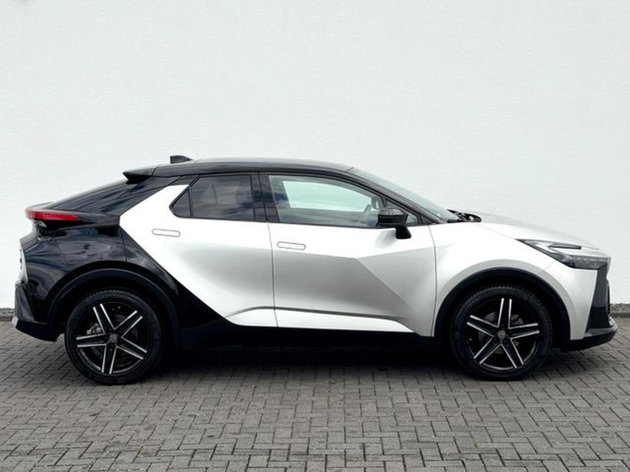 Toyota C-HR C-HR Hybrid Black&amp;White GR Sport /LED/ACC/PANO/ (2024) - Photo 4