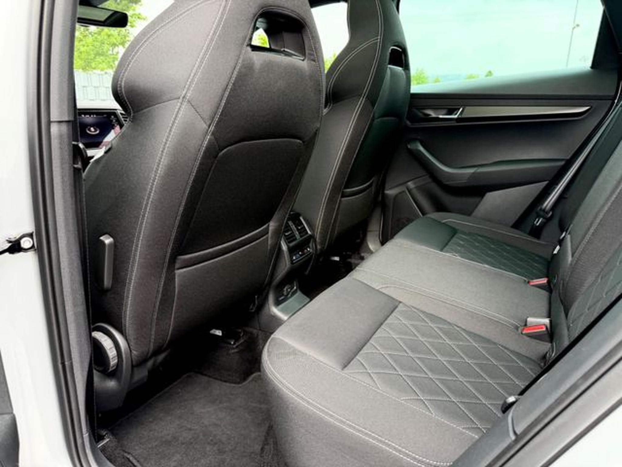 Skoda Karoq Karoq Sportline 2.0 TSI DSG 4x4/PANO/LED/ACC/AHK (2022) - Photo 14