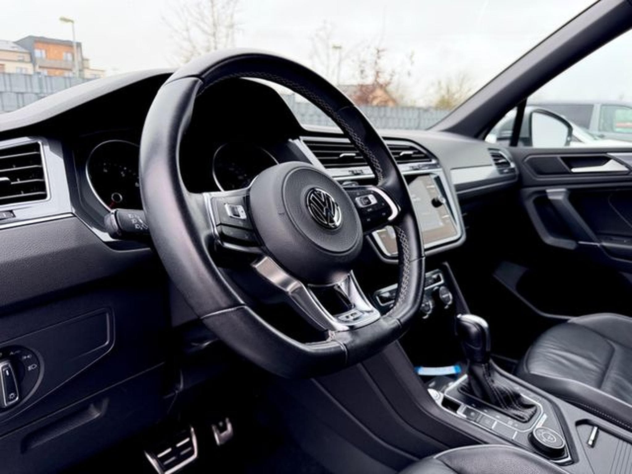 VW Tiguan Tiguan Allspace 3 x R Line 2.0 TSI DSG  4Motion (2020) - Foto 10