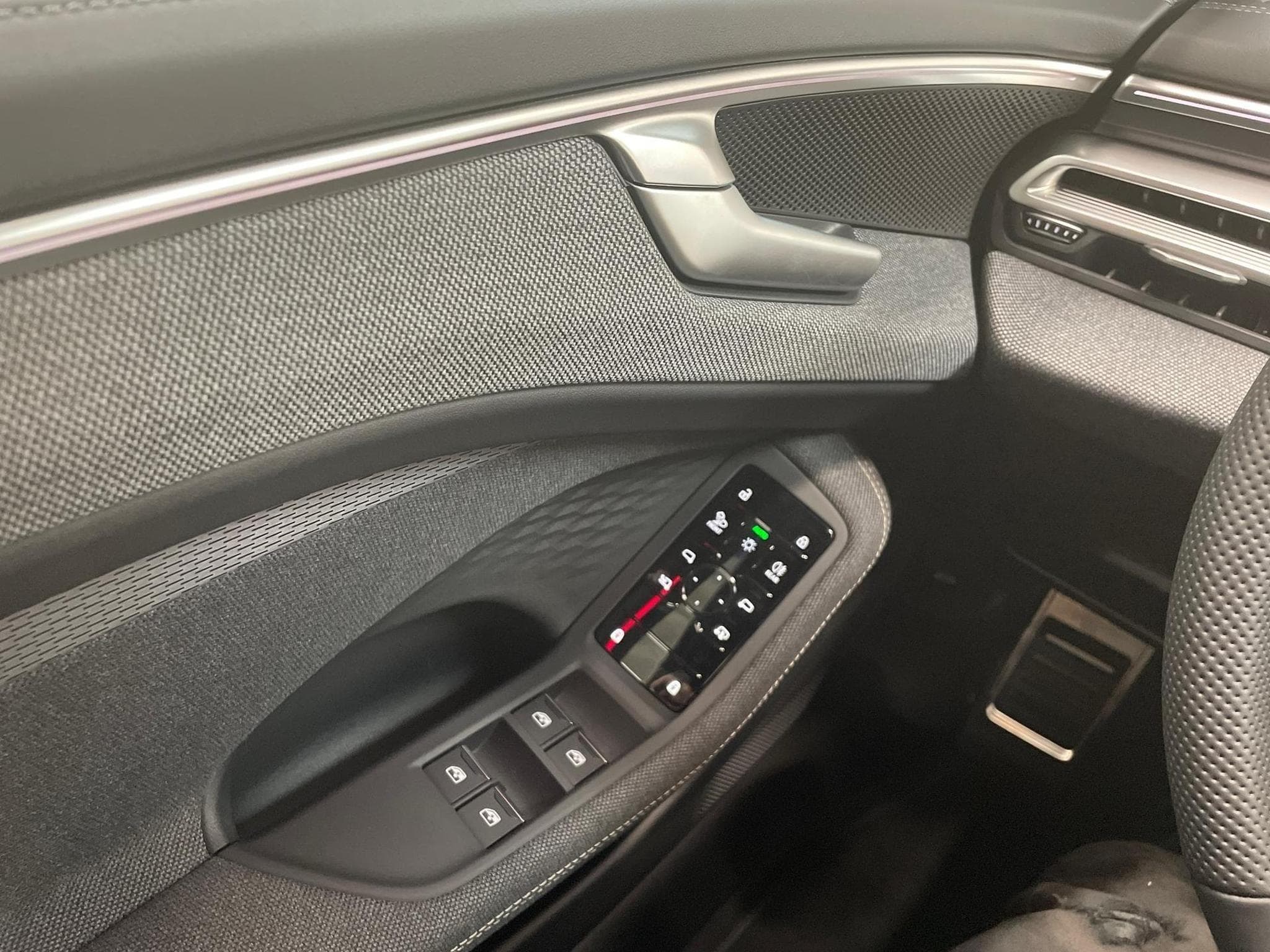 Audi A6 Avant S-Line 2.0 (2025) - Photo 11