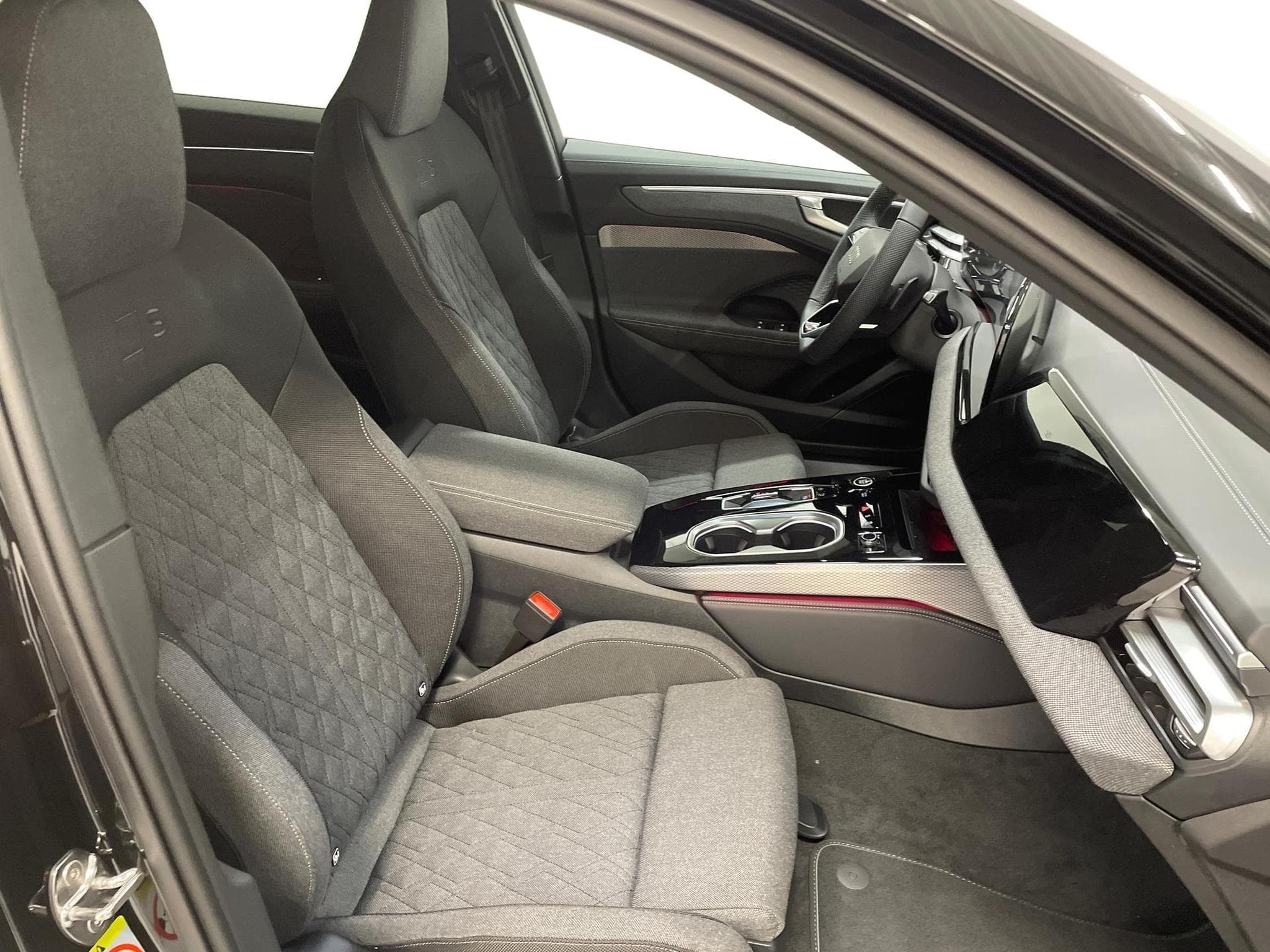 Audi A6 Avant S-Line 2.0 (2025) - Photo 21