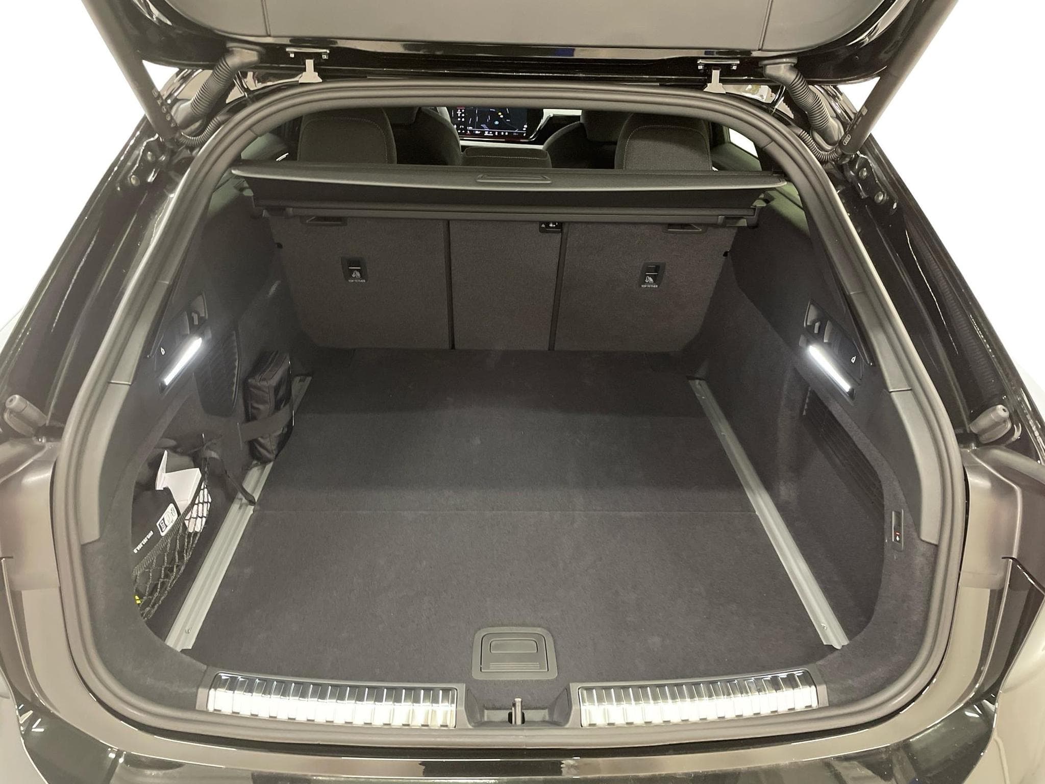 Audi A6 Avant S-Line 2.0 (2025) - Photo 9