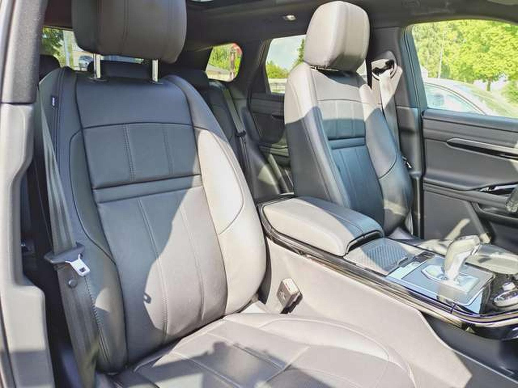 Land-Rover Range Rover Evoque R-Dynamic SE (2020) - Photo 9