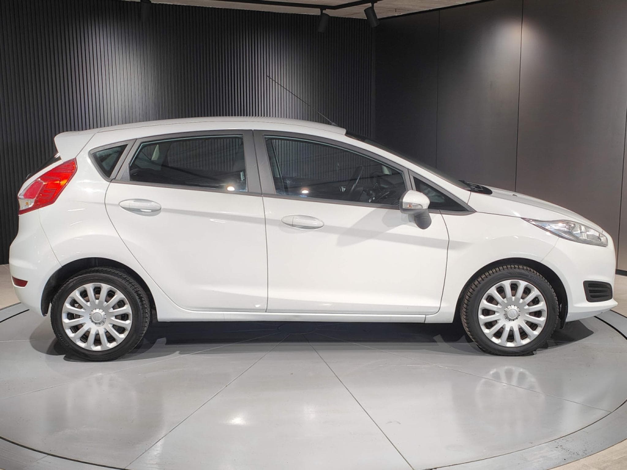 Ford Fiesta 1.5 TDCI 5 PORTES CLIM BLUETOOTH (2016) - Photo 2