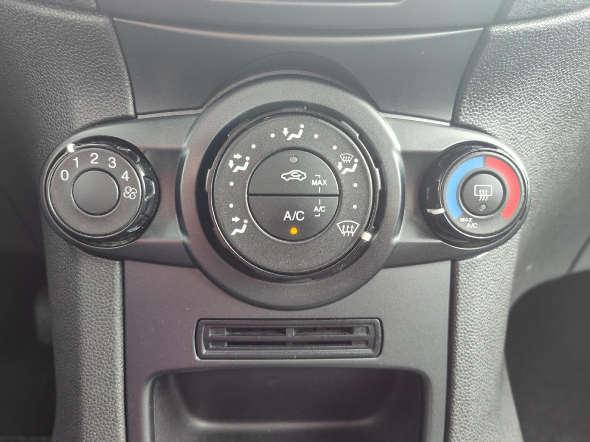 Ford Fiesta 1.5 TDCI 5 PORTES CLIM BLUETOOTH (2016) - Photo 21