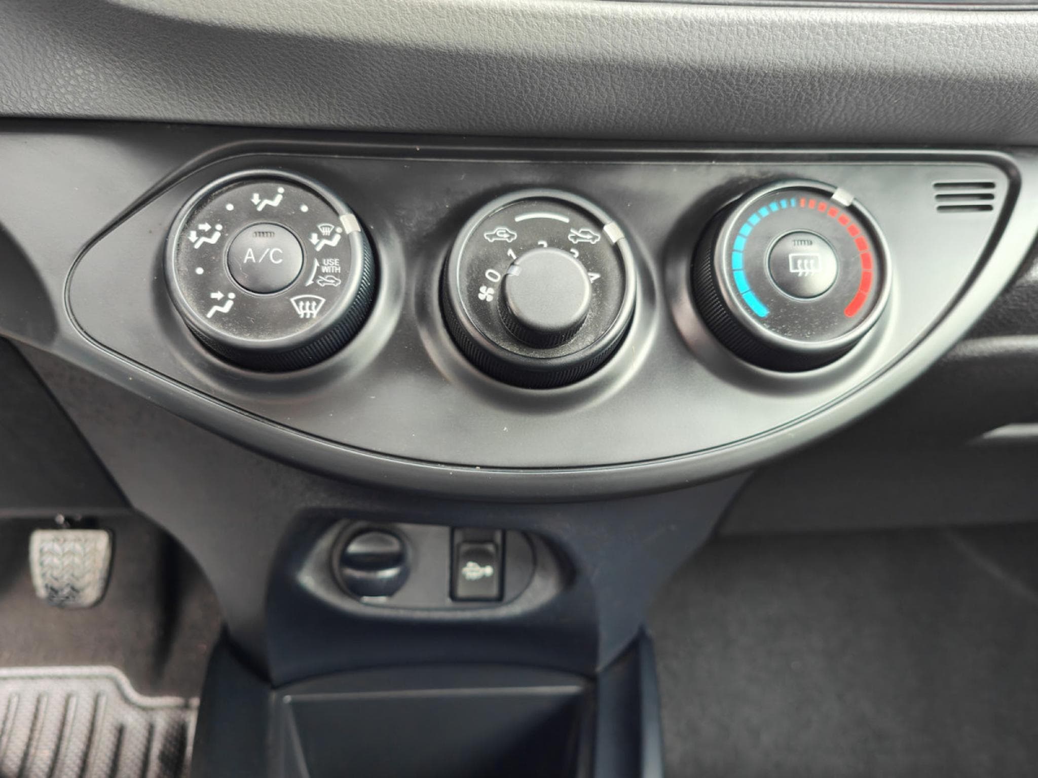 Toyota Yaris 1.3 VVT-I BLUETOOTH CLIMATISATION CAMERA (2015) - Photo 13