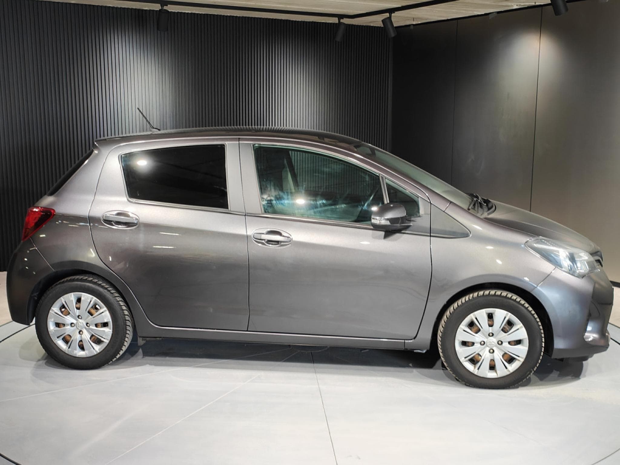Toyota Yaris 1.3 VVT-I BLUETOOTH CLIMATISATION CAMERA (2015) - Photo 2