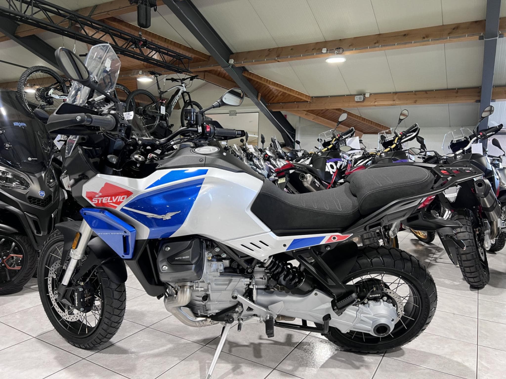 Moto Guzzi Stelvio PFF Rider Assistance Solution 1000  Duecento Tributo (2026) - Foto 4