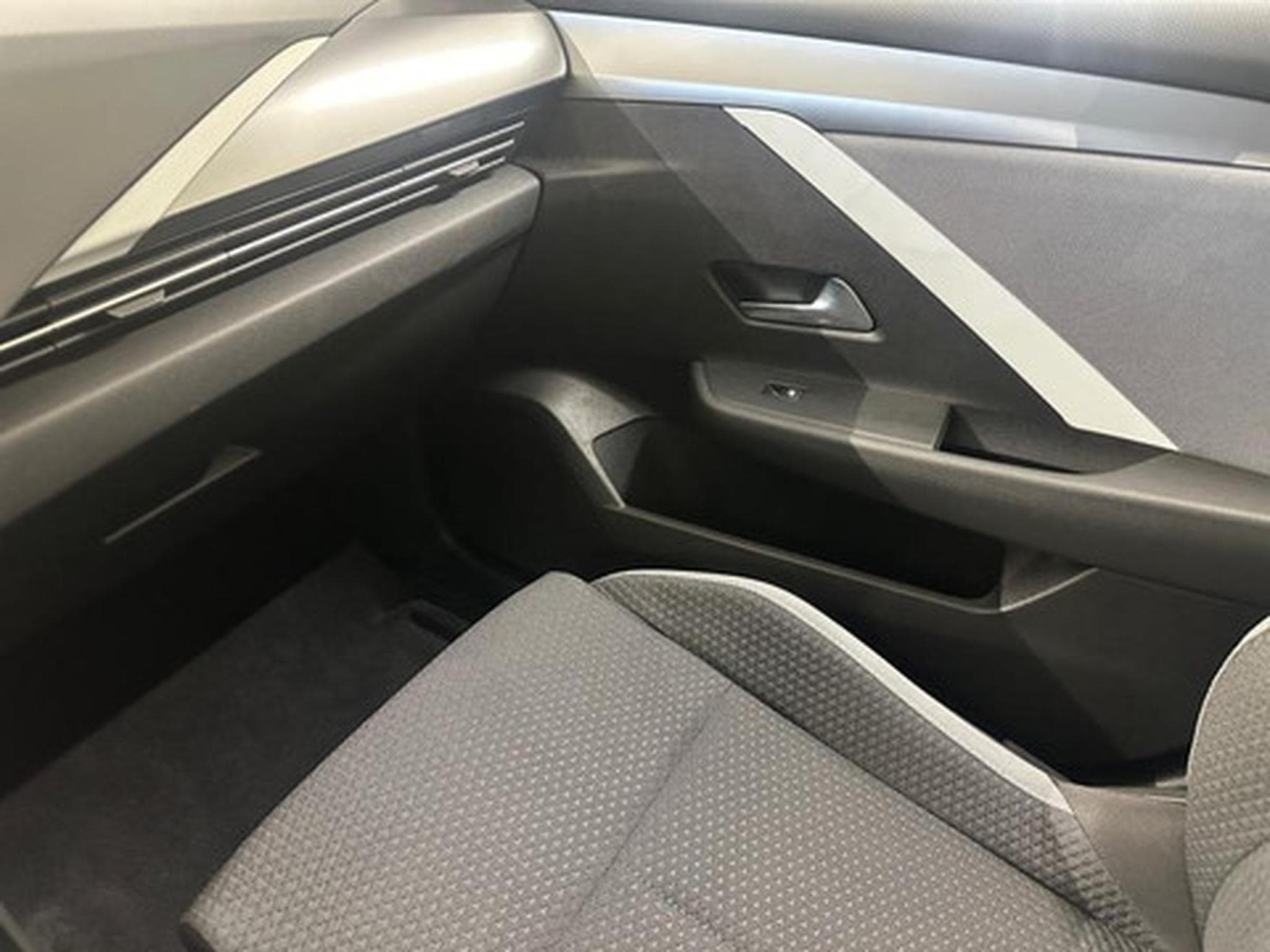 Opel Astra 1.2 Turbo 81kW S/S Edition (2023) - Foto 9