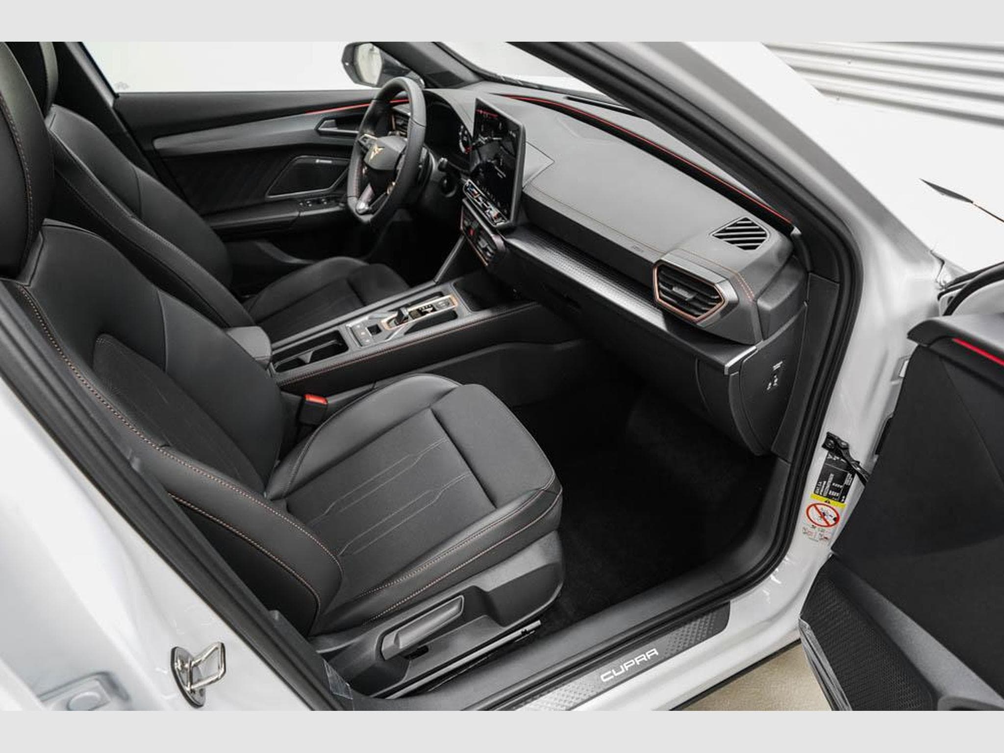 Cupra Formentor 1,5 eTSI DSG (2026) - Photo 21