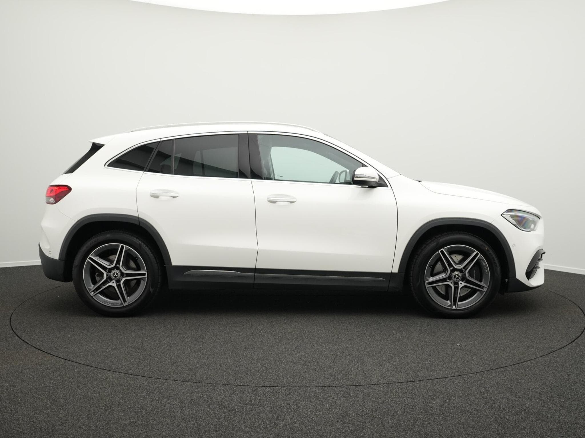 Mercedes GLA 250 AMG-Line Multi+Kamera+Pano+Distr+19" (1970) - Photo 5