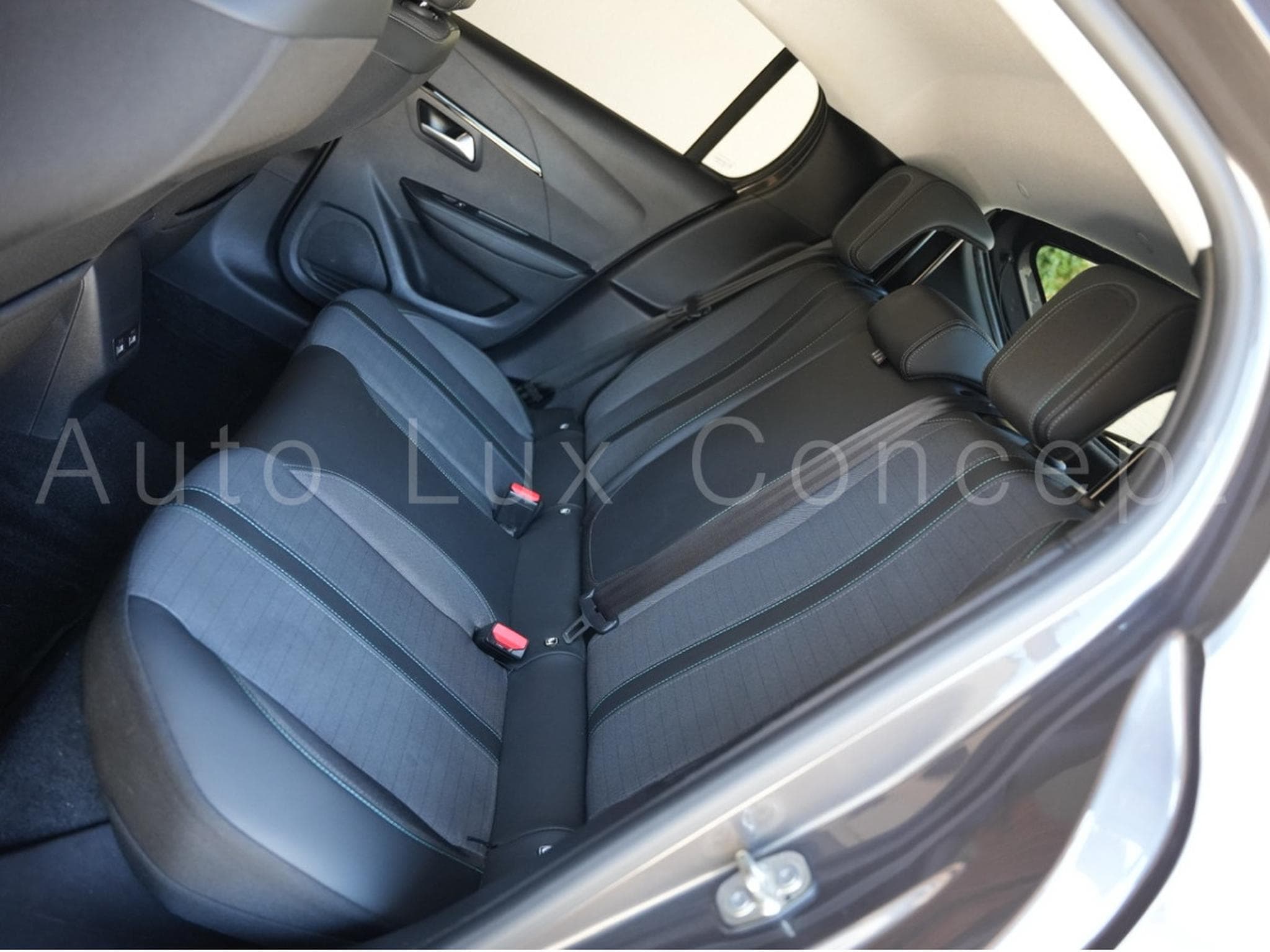 Peugeot 208 1.2 PureTech 100 S&S Allure Pack (2022) - Photo 11