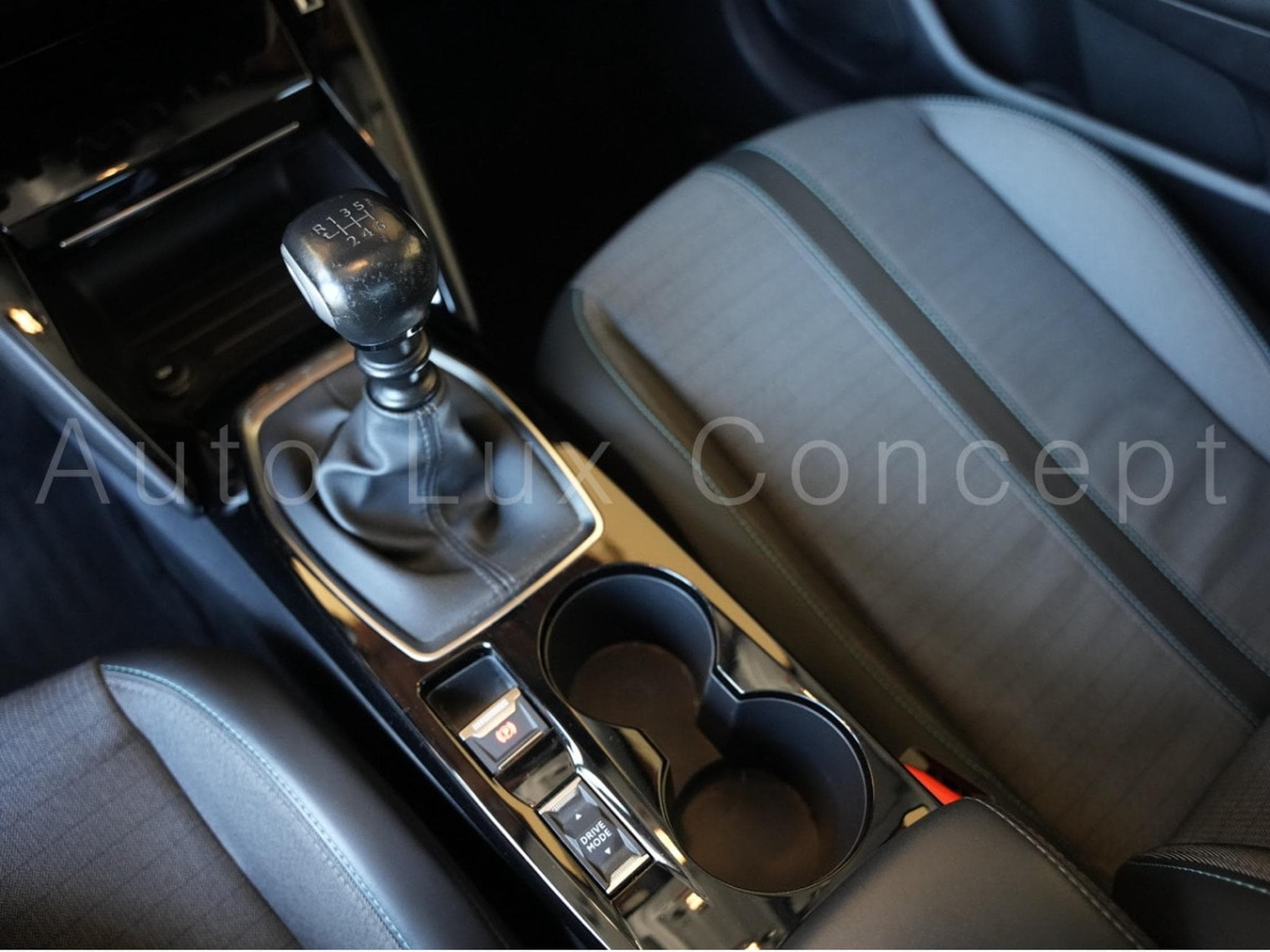 Peugeot 208 1.2 PureTech 100 S&S Allure Pack (2022) - Photo 28