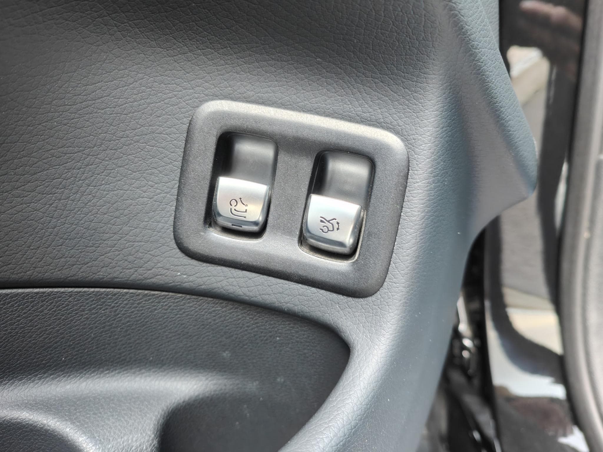 Mercedes GLC 220 GLC 220d 4MATIC PACK AMG CARPLAY SUSPENSION PNEU CAMERA 360 (2020) - Photo 16